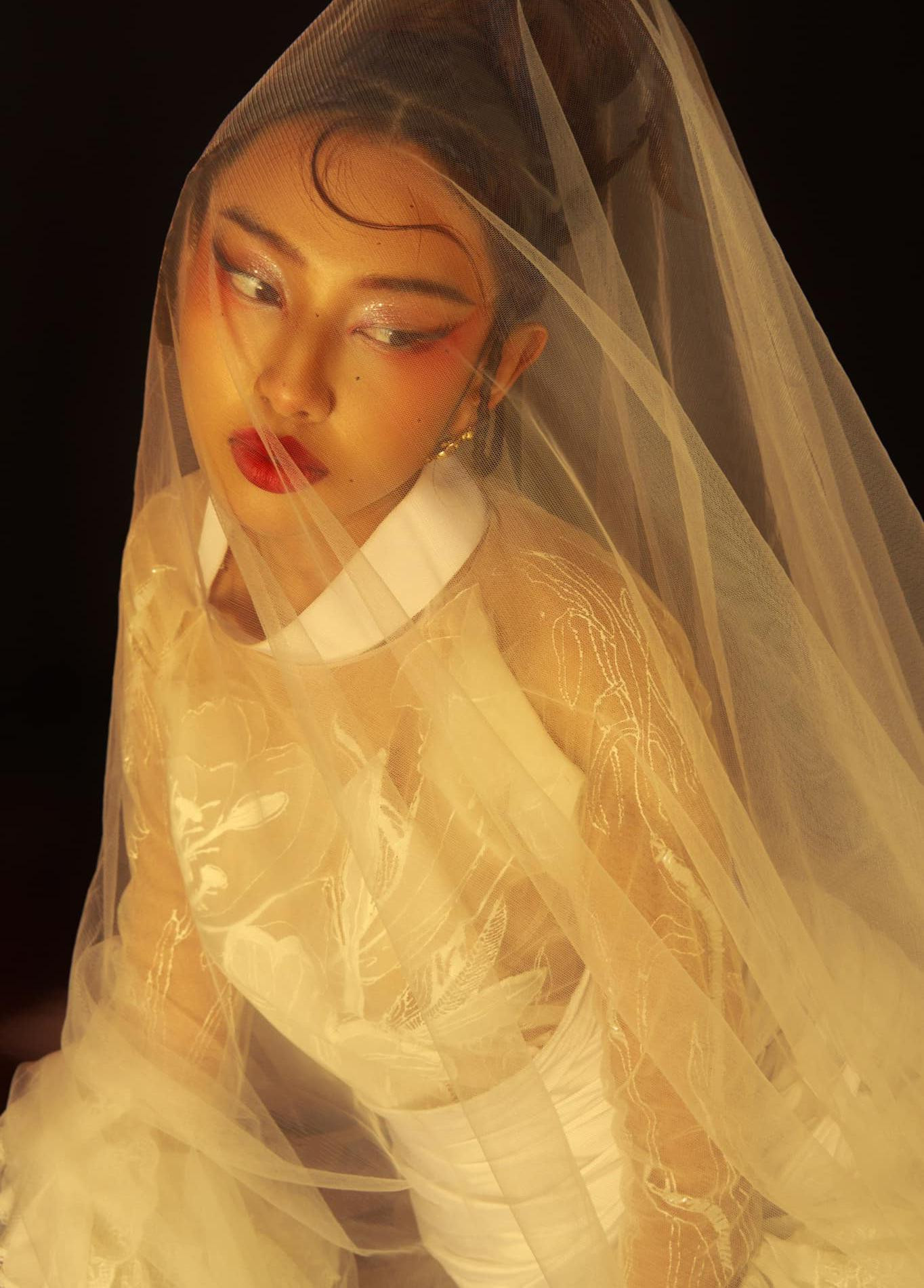 Trong bộ ảnh, Thuỳ Tiên hoá thân một cách hoàn hảo thành nhân vật chính của vở tuồng với thần thái cực kỳ ma mị và cuốn hút.