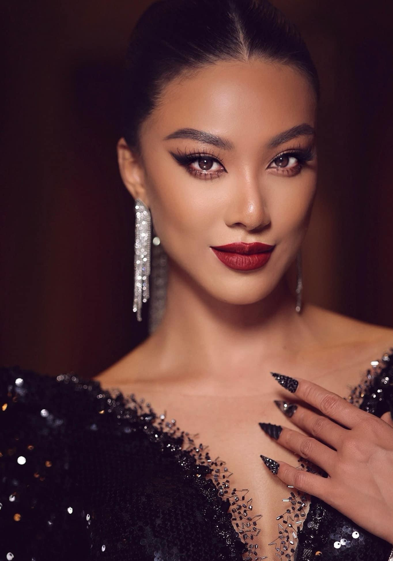 Á hậu Kim Duyên mặc váy sequin cúp ngực nóng bỏng. Á hậu Kim Duyên mặc váy sequin cúp ngực nóng bỏng.