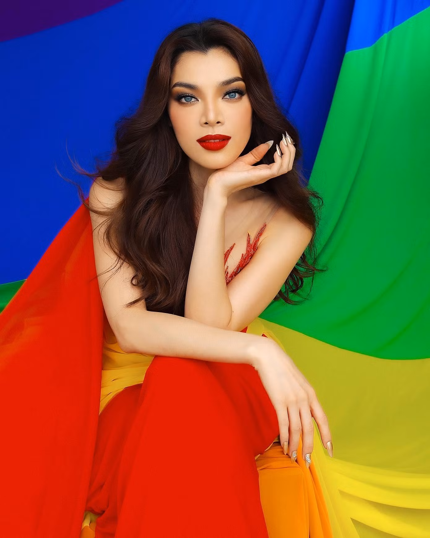 Với kỹ thuật xếp vải và draping, lá cờ được quấn trực tiếp lên cơ thể Trân Đài, tạo nên bộ đầm dạ hội rực rỡ.