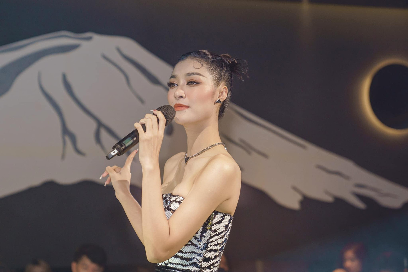 Vốn cũng là ca sĩ nên Kiều Loan cũng góp phần biểu diễn trên sân khấu.