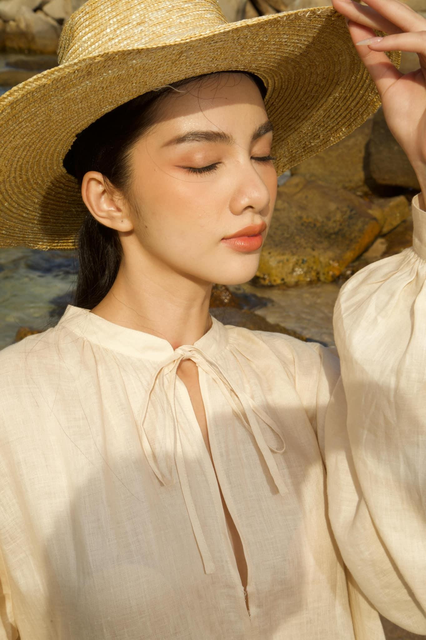 Người đẹp Cẩm Đan đẹp dịu dàng tựa 'nàng thơ'.