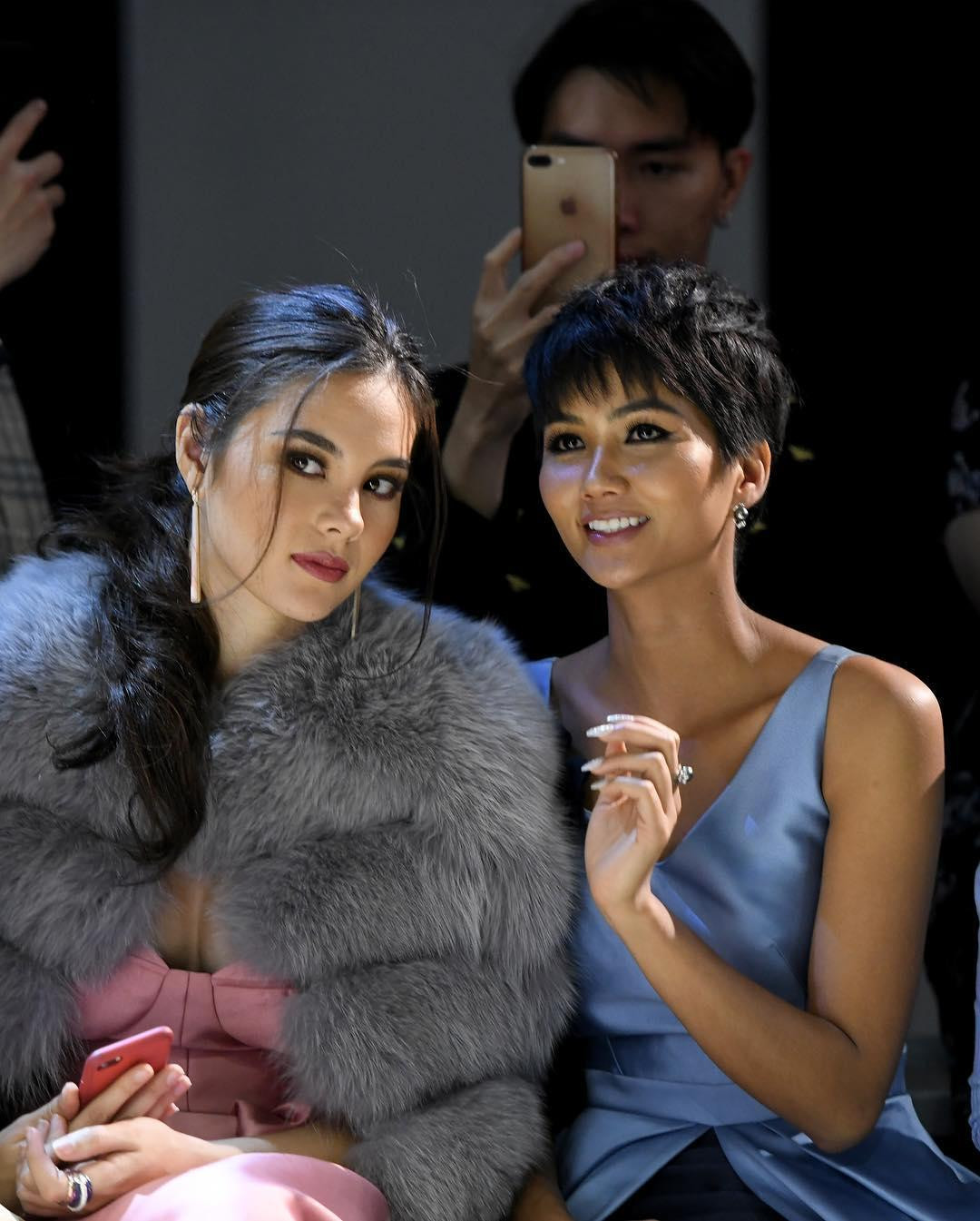 Trong khoảnh khắc đọ sắc này, H'hen Niê được khen ngợi nhờ thần thái cuốn hút và nhan sắc xinh đẹp.