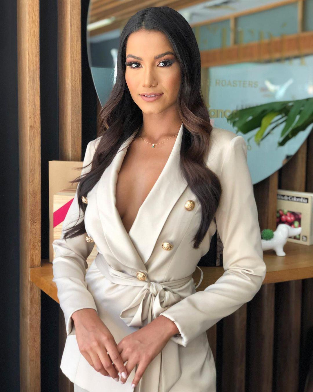 Mặc dù vậy, gương mặt của Ismelys Velasquez lại bị đánh giá là hơi cứng và già so với một cô gái 23 tuổi.