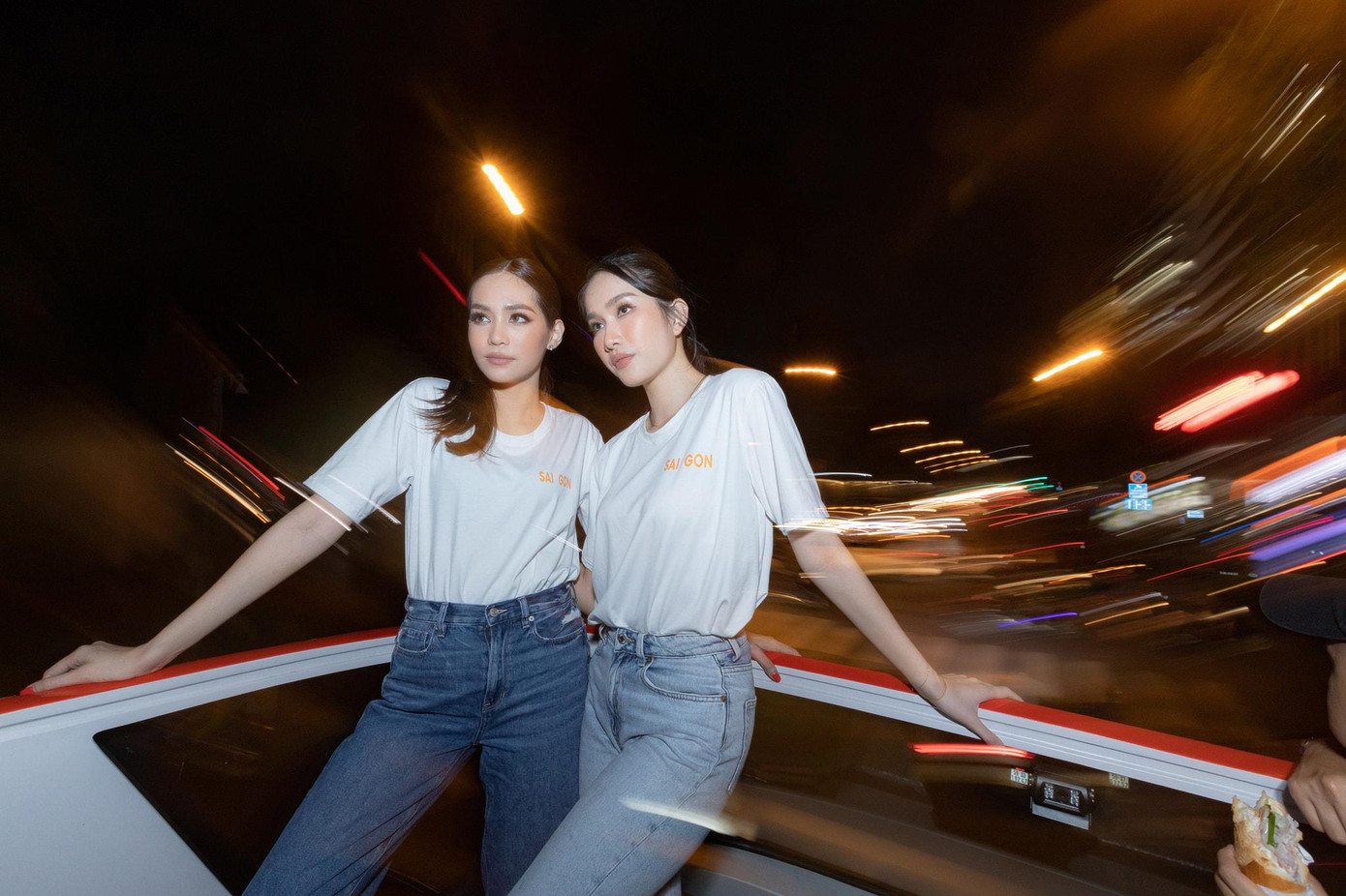 Á hậu Phương Anh và Hoa hậu Quốc tế 2019 Sireethorn Leearamwat đọ dáng xinh đẹp trong những trang phục giản dị, năng động.