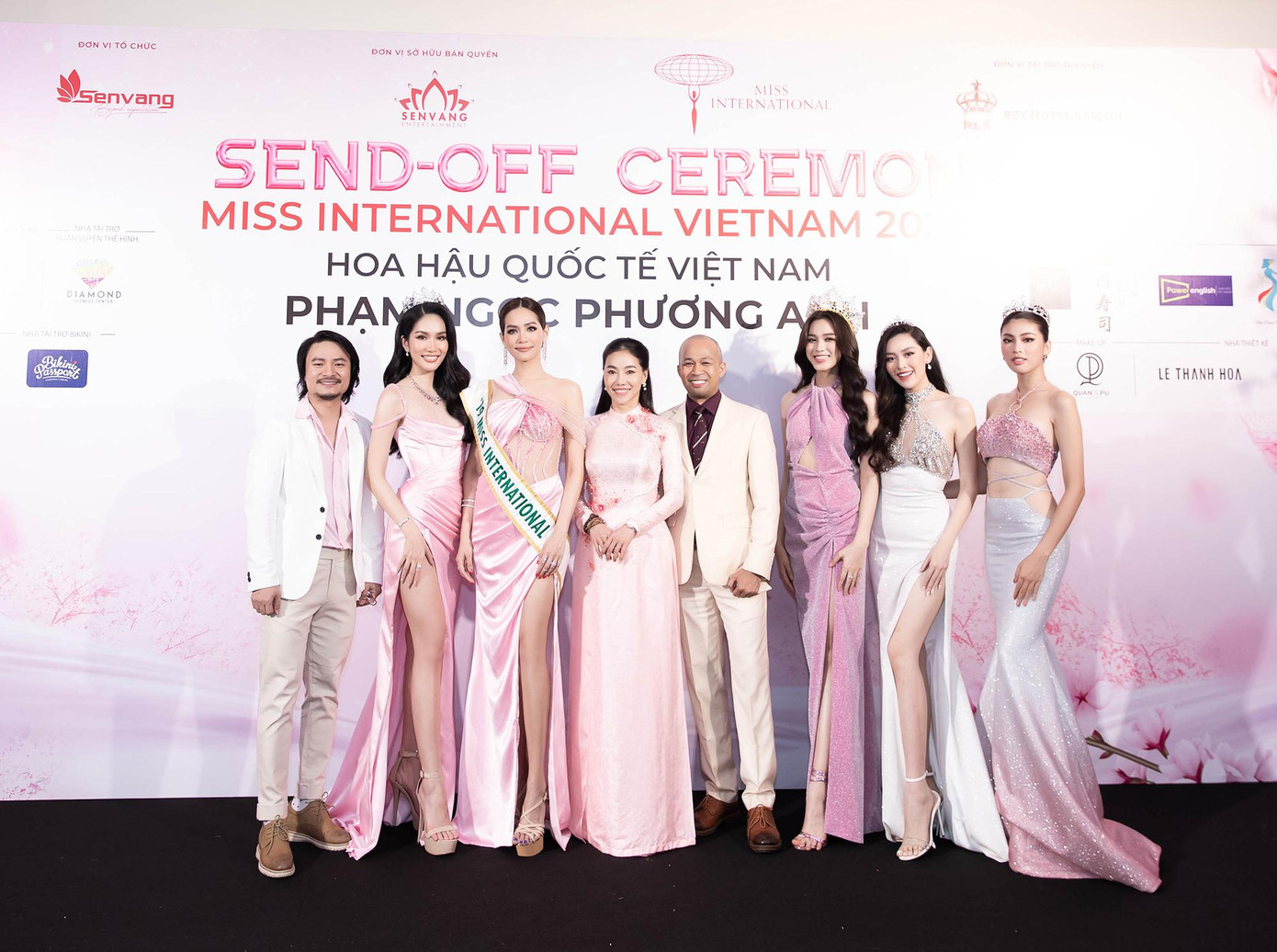 Dàn Hoa hậu, Á hậu và BTC chụp ảnh cùng Giám đốc truyền thông của Miss International - ông Stephen Inventor-Diáz.