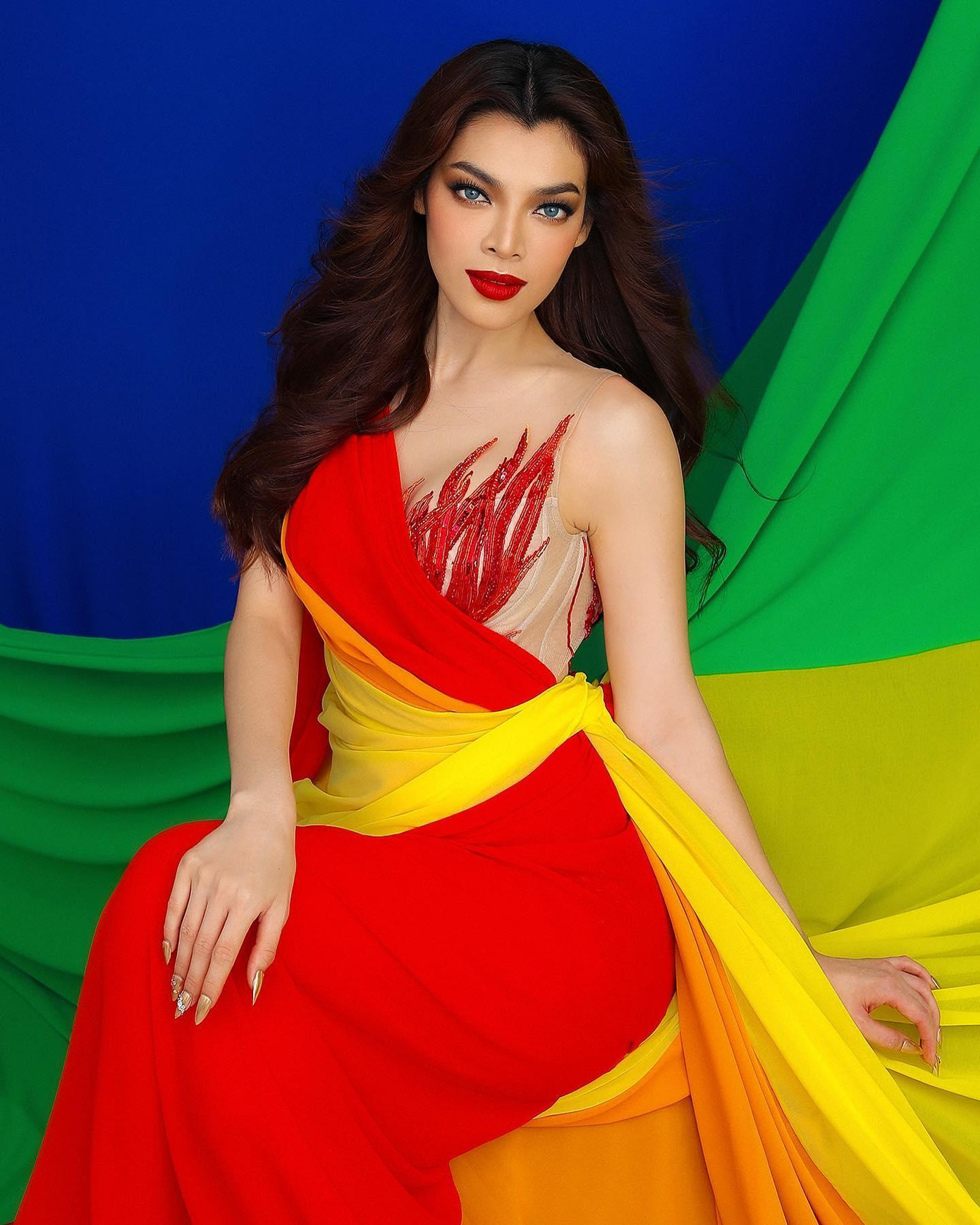 Hoa hậu Chuyển giới Quốc tế 2022 (Miss International Queen 2022) được tổ chức vào đúng Pride Month - Tháng Tự hào của cộng đồng LGBT, nên tất cả thí sinh chuẩn bị một bộ hình cùng lá cờ lục sắc đặc trưng.