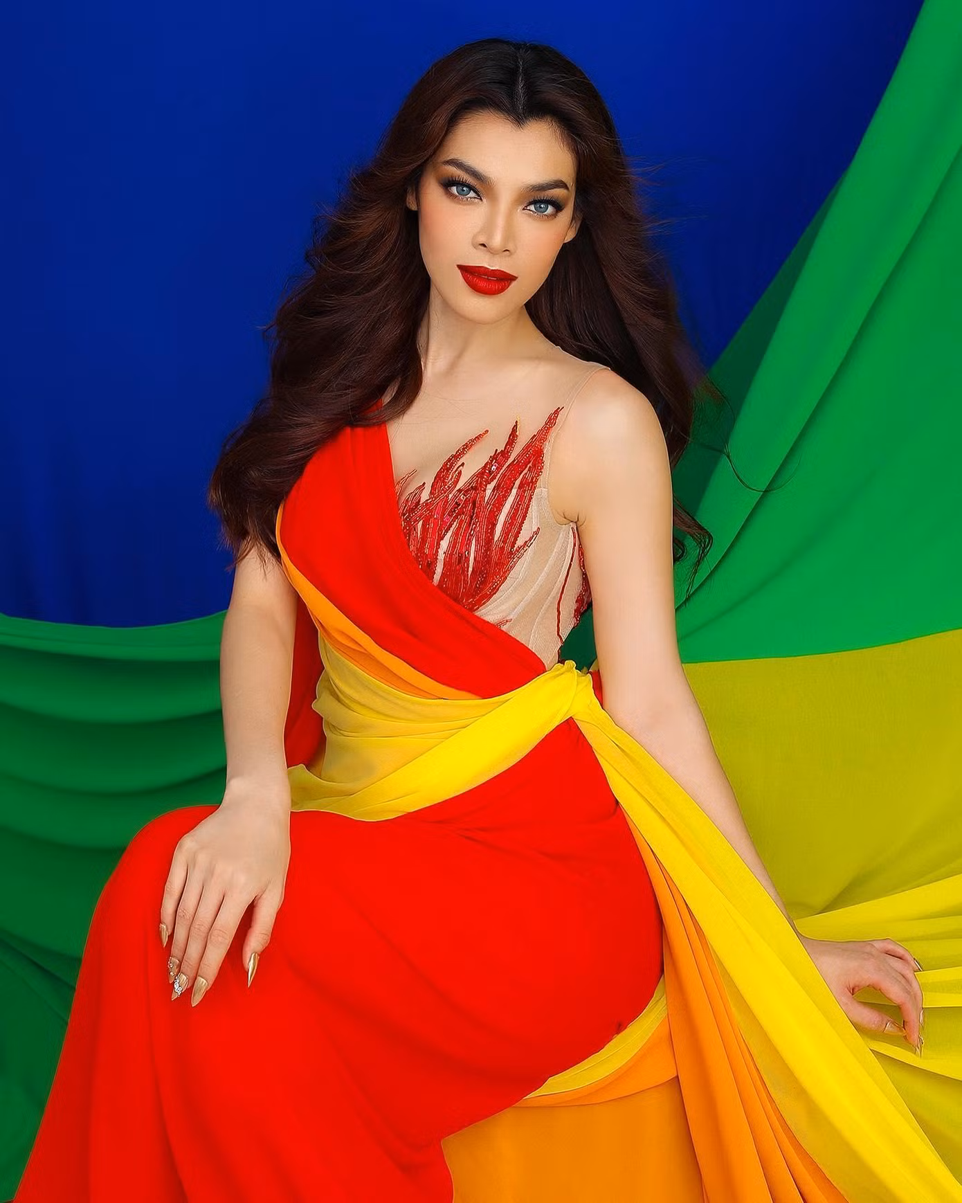 Hoa hậu Chuyển giới Quốc tế 2022 (Miss International Queen 2022) được tổ chức vào đúng Pride Month - Tháng Tự hào của cộng đồng LGBT, nên tất cả thí sinh chuẩn bị một bộ hình cùng lá cờ lục sắc đặc trưng.