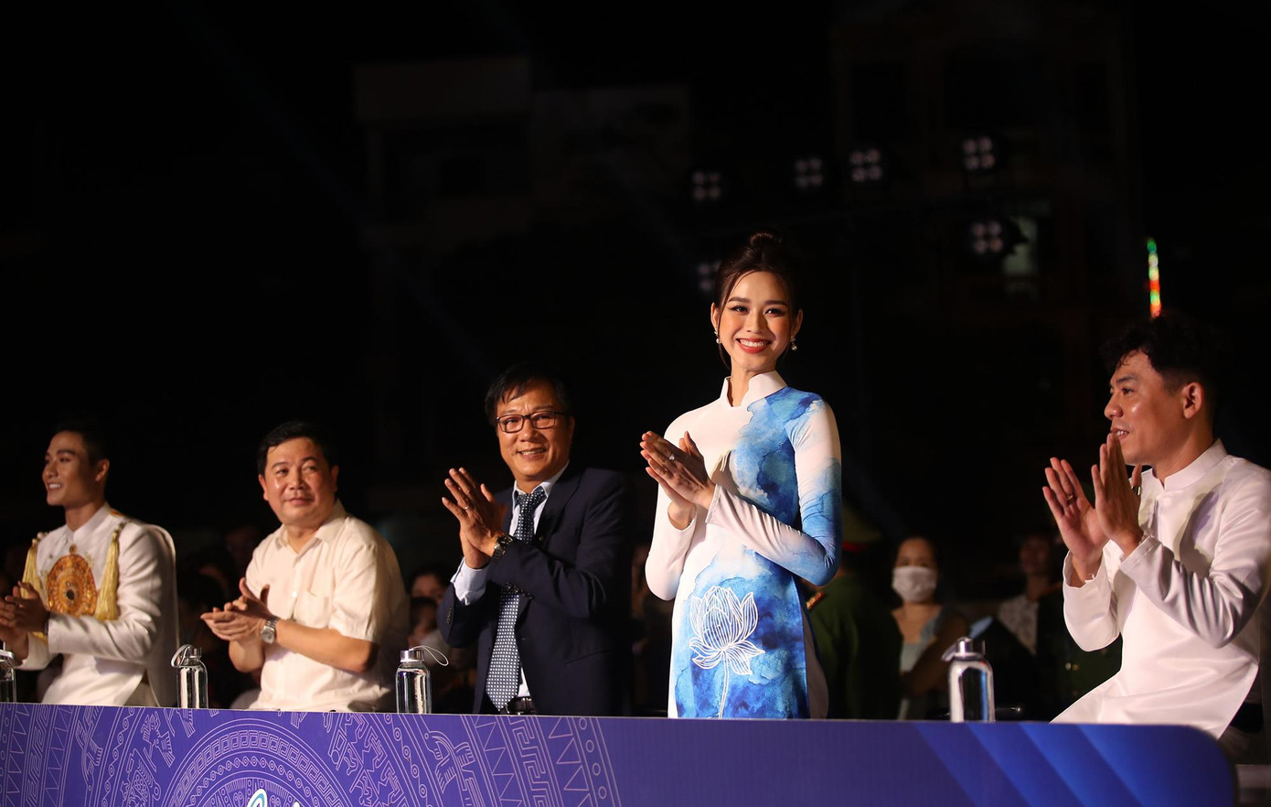 Người đẹp xứ Thanh đảm nhận vai trò giám khảo của cuộc thi đại sứ áo dài trẻ em cùng với NSND Trọng Trinh.