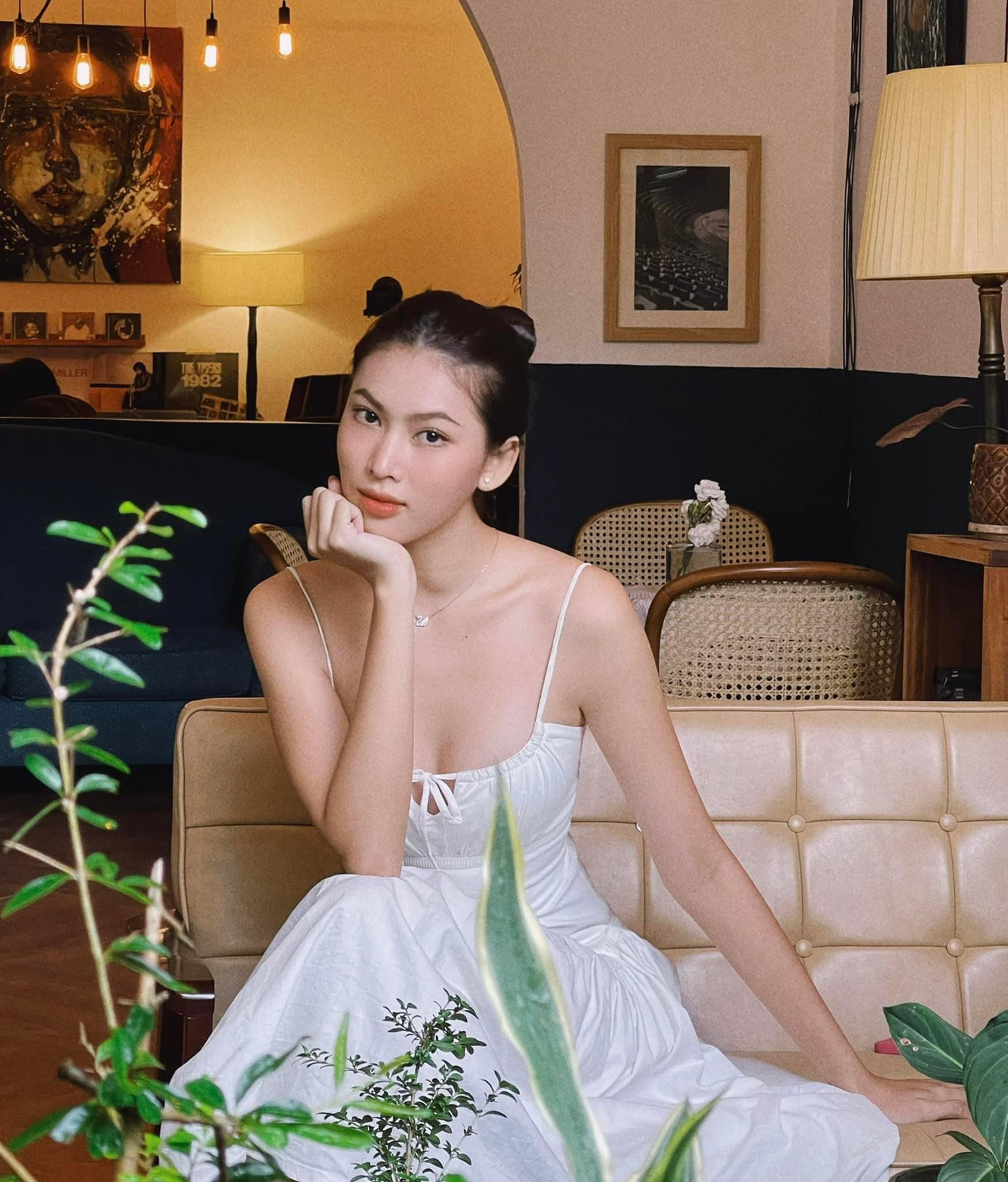 Á hậu Ngọc Thảo mặc váy cúp ngực nóng bỏng.