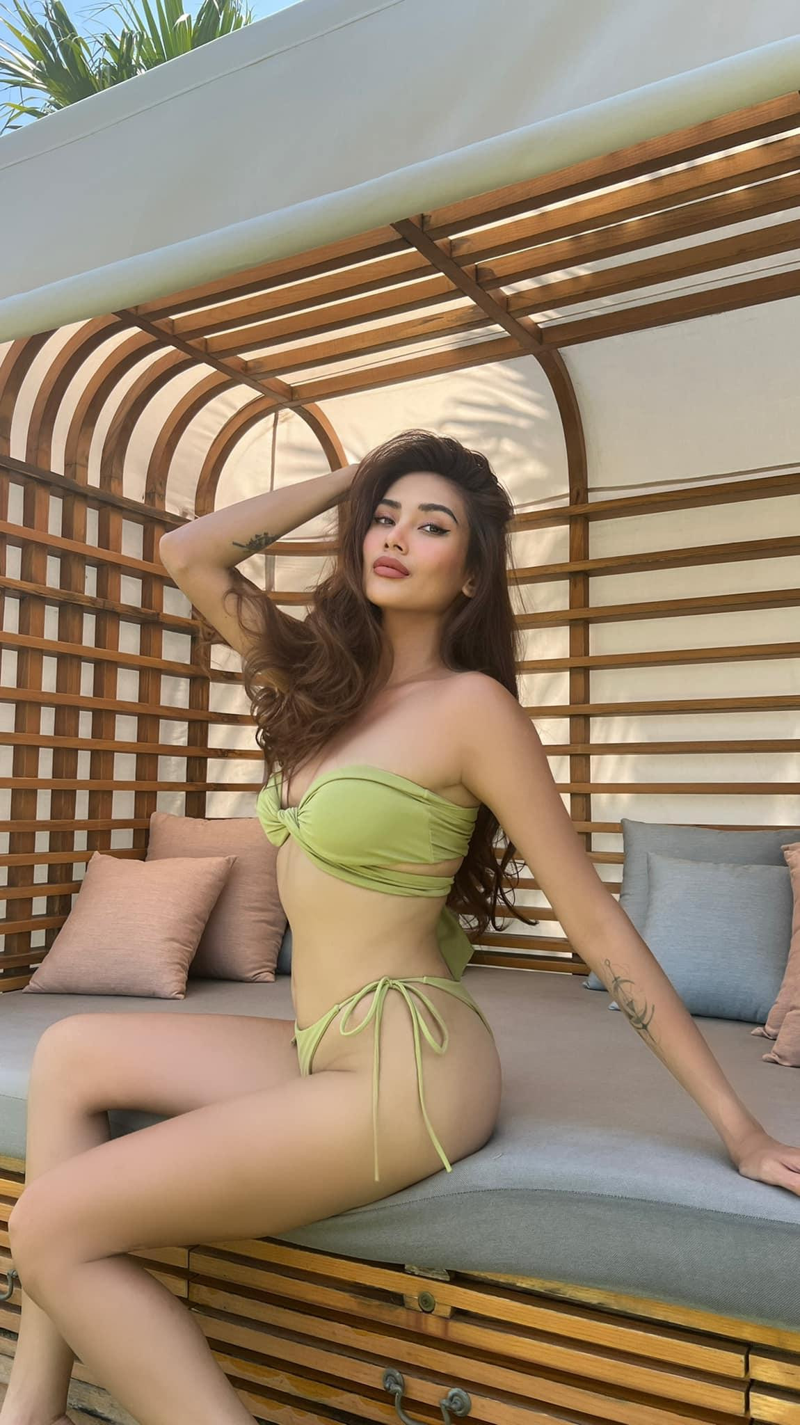 Diện bộ bikini buộc dây tông màu xanh lá cây, Võ Hoàng Yến khoe trọn body nuột nà và gợi cảm. Diện bộ bikini buộc dây tông màu xanh lá cây, Võ Hoàng Yến khoe trọn body nuột nà và gợi cảm.