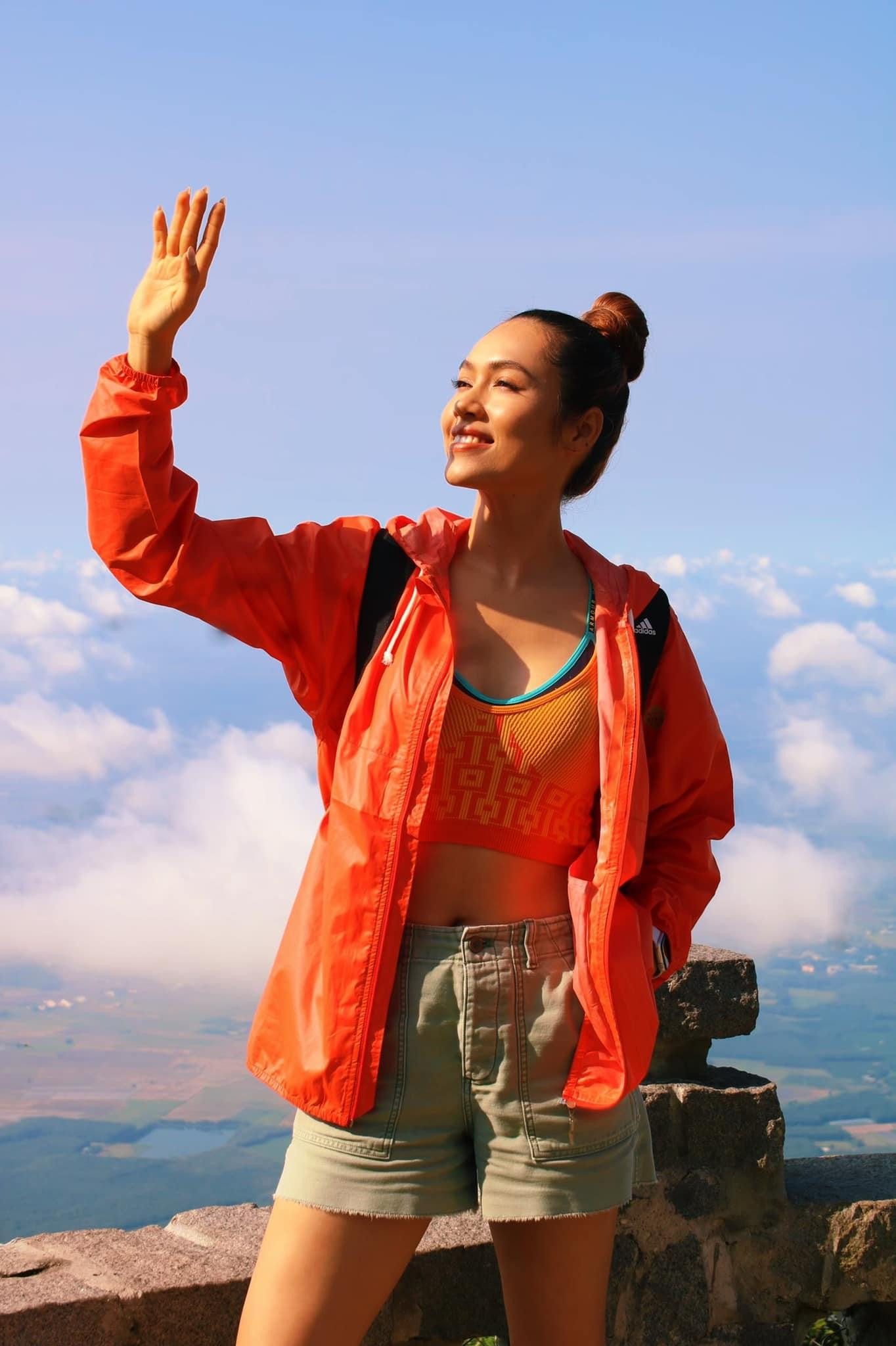 Á hậu Hoàng My trải nghiệm không gian núi Bà Đen ở Tây Ninh.