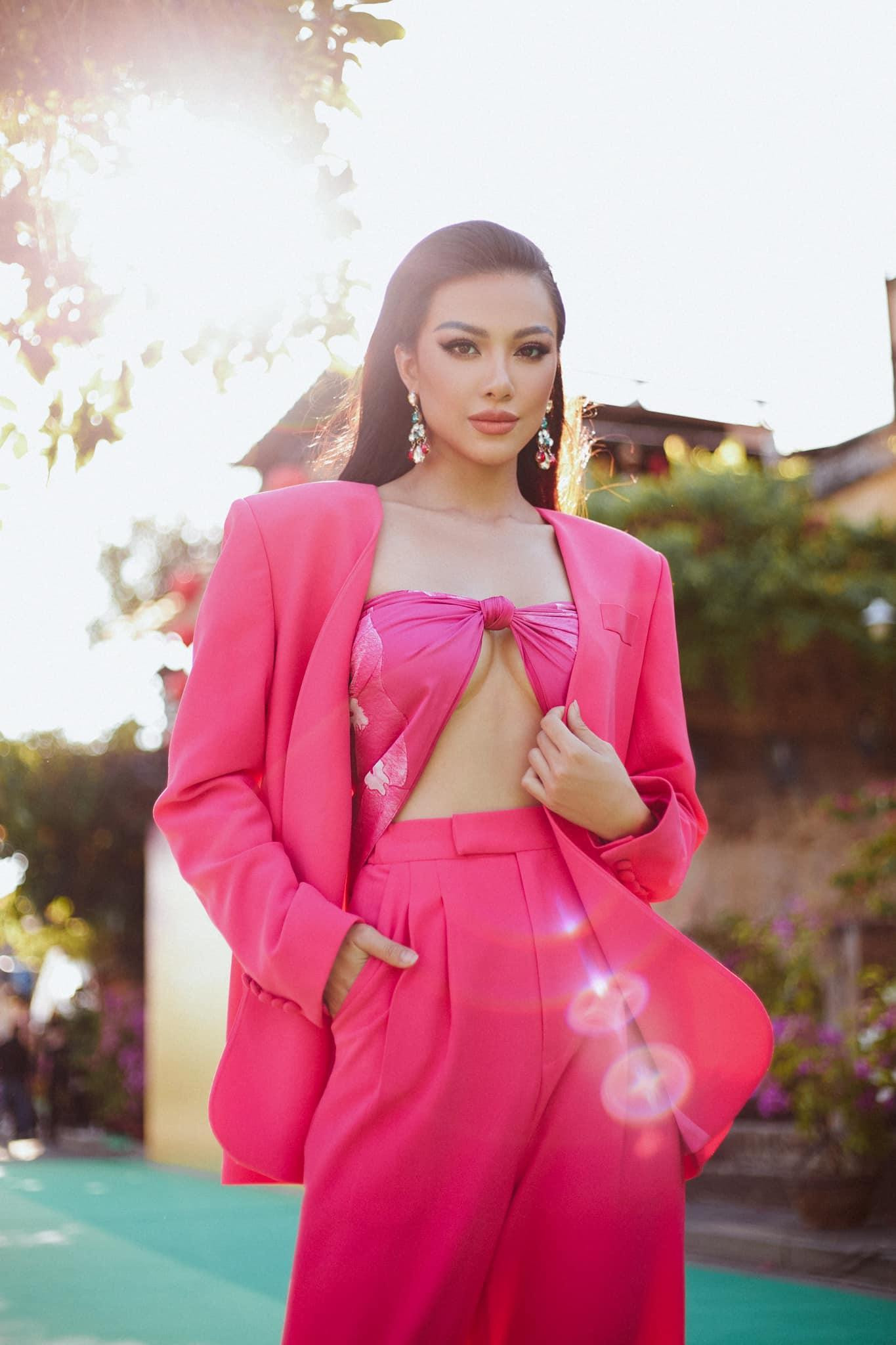 Á hậu Kim Duyên cũng có màn xuất hiện ấn tượng tại một show thời trang với set đồ tông màu hồng rực. Chiếc áo ngực xẻ chân ngực táo bạo giúp người đẹp thu hút sự chú ý.