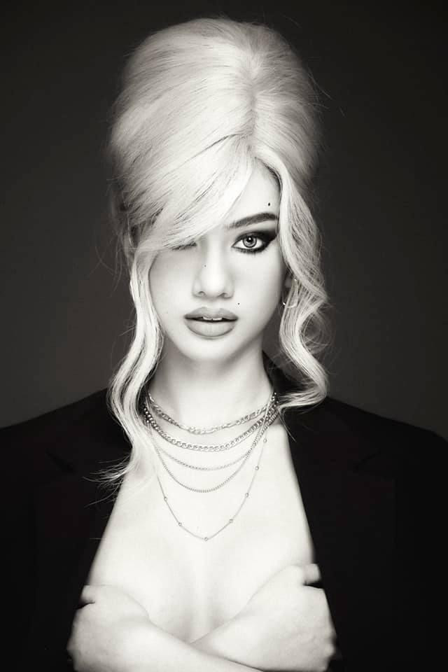 Người đẹp Cẩm Đan táo bạo khoe ngực trần. Người đẹp Cẩm Đan táo bạo khoe ngực trần.