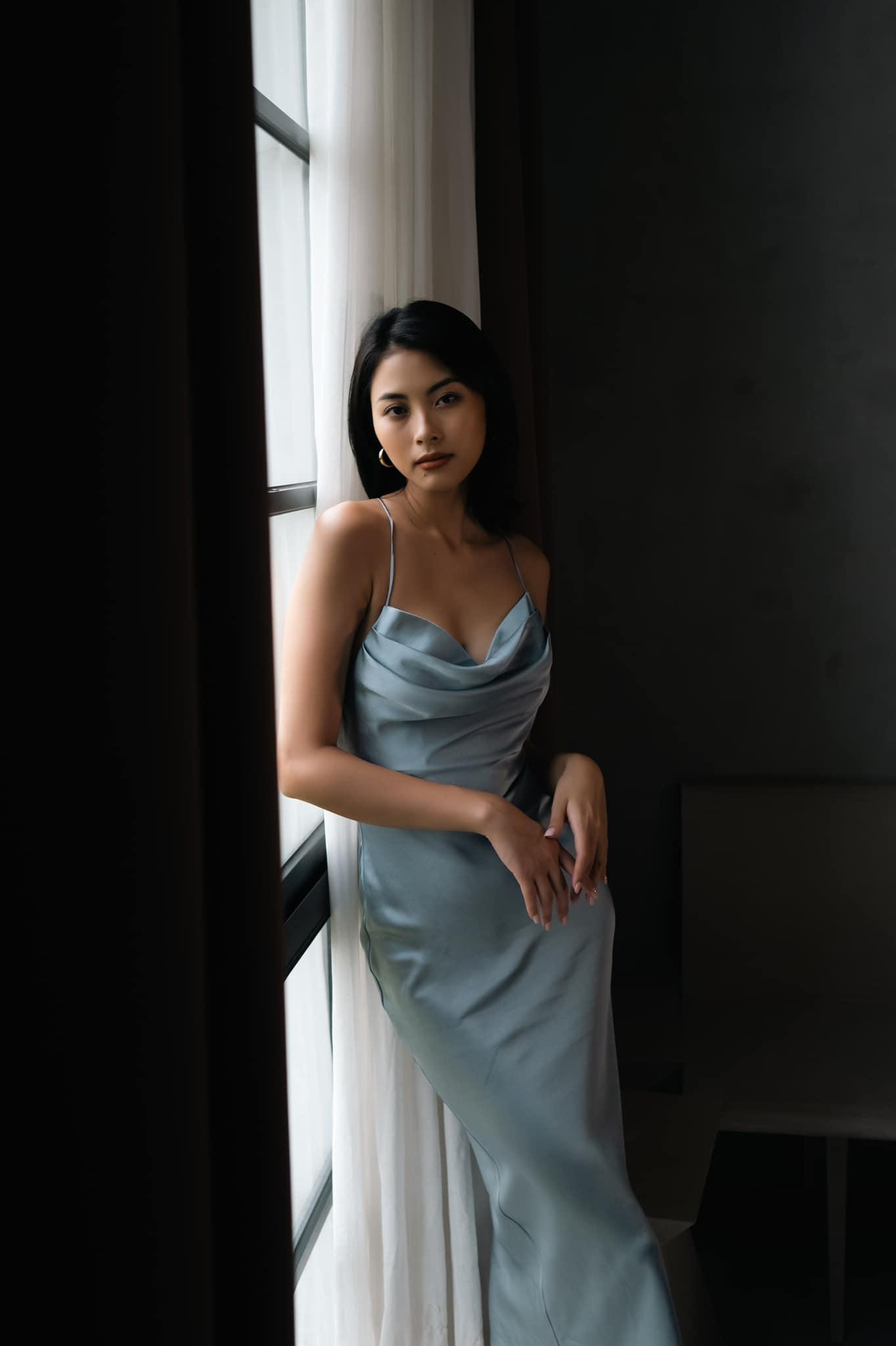 Người đẹp biển Đào Thị Hà diện váy lụa cúp ngực quyến rũ.