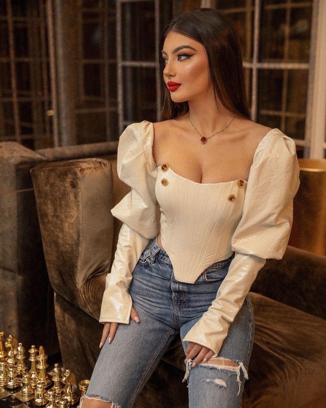 Là một sinh viên y khoa nên người đẹp rất tích cực hoạt động từ thiện và quan tâm tới các hoạt động chăm sóc sức khoẻ cho cộng đồng.