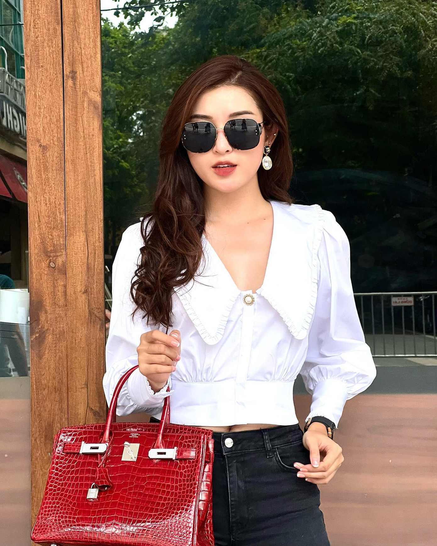 Á hậu Huyền My thanh lịch xuống phố với set đồ đen - trắng.