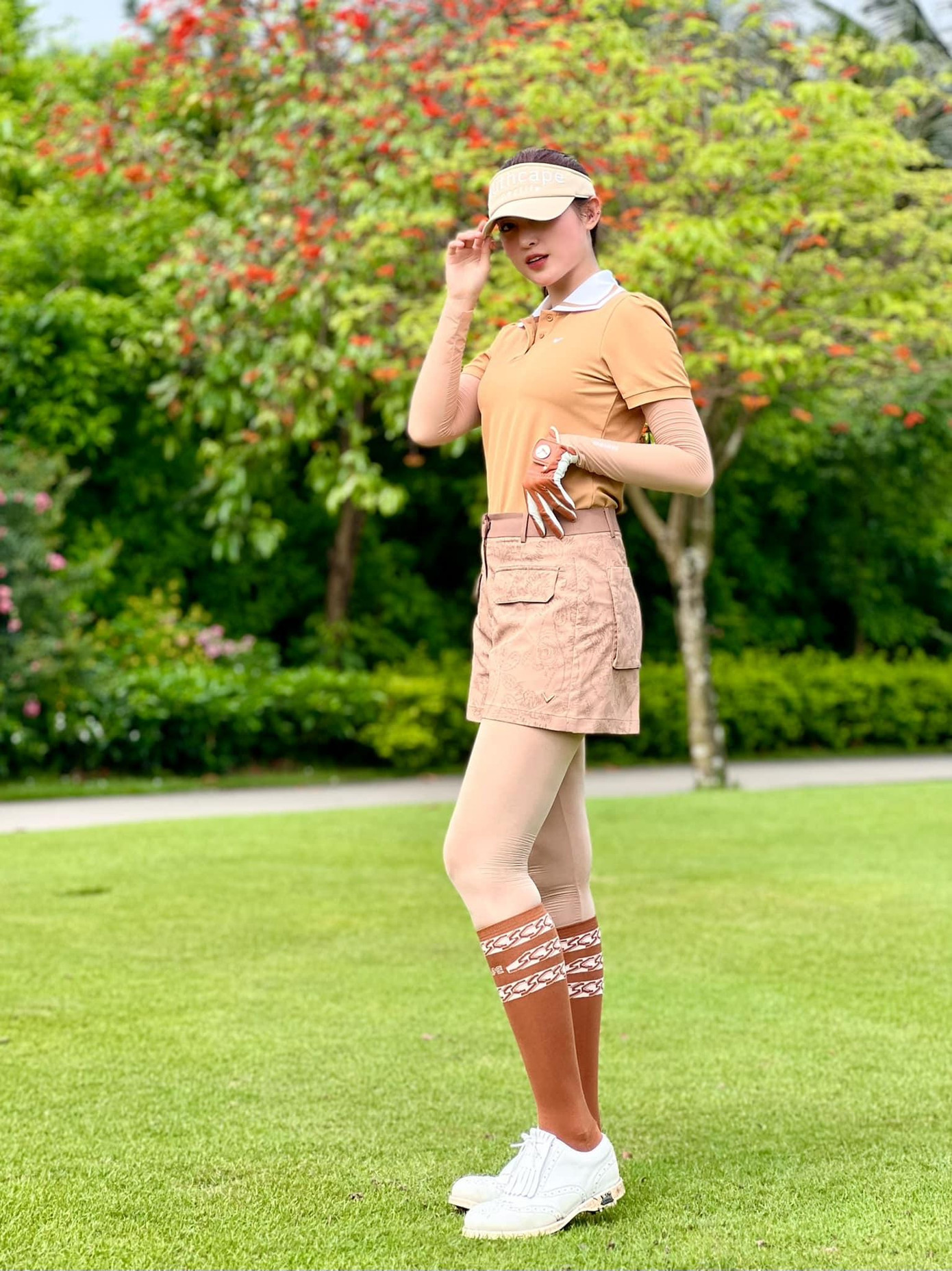 Á hậu Huyền My khoe dáng yêu kiều và đôi chân dài miên man trên sân golf.