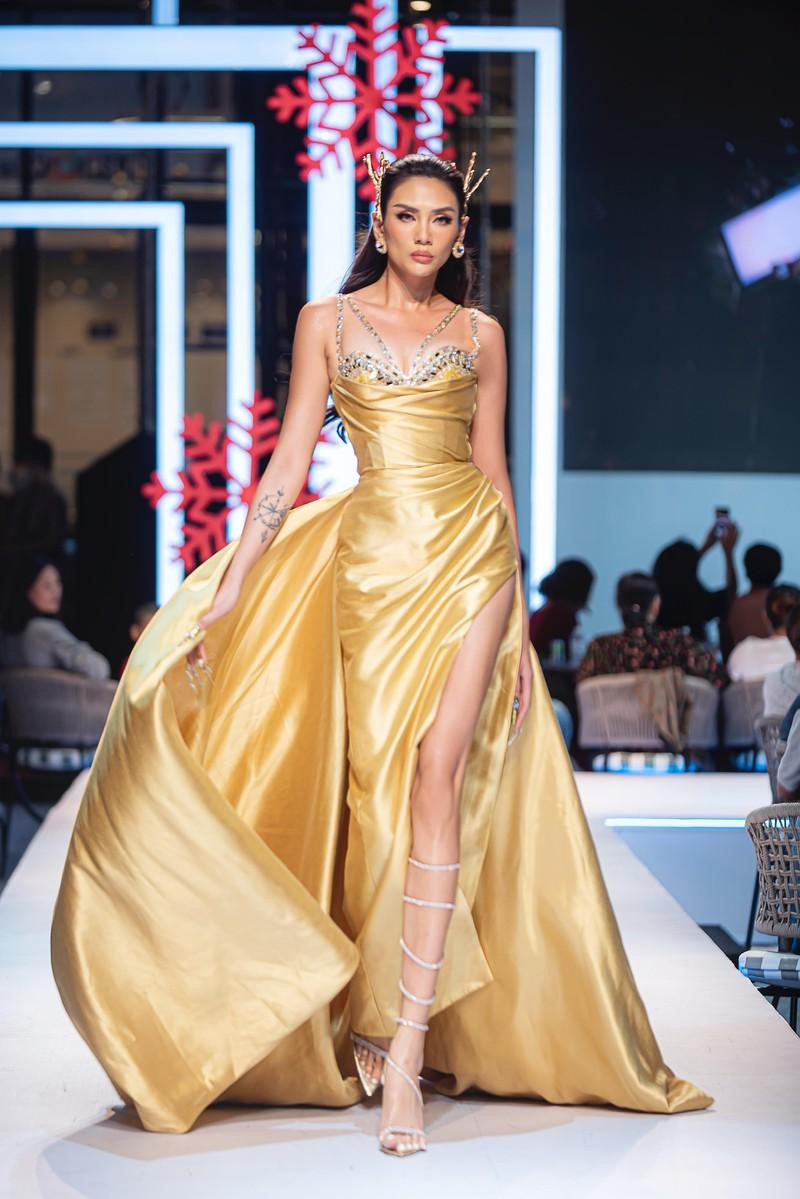 Bộ váy vàng lộng lẫy này cũng được siêu mẫu Võ Hoàng Yến trình diễn trên sàn catwalk trước đó. Bộ váy vàng lộng lẫy này cũng được siêu mẫu Võ Hoàng Yến trình diễn trên sàn catwalk trước đó.