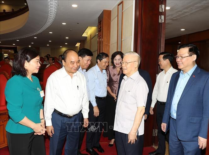 Tổng Bí thư Nguyễn Phú Trọng cùng các đồng chí lãnh đạo Đảng, Nhà nước và các đại biểu dự hội nghị.