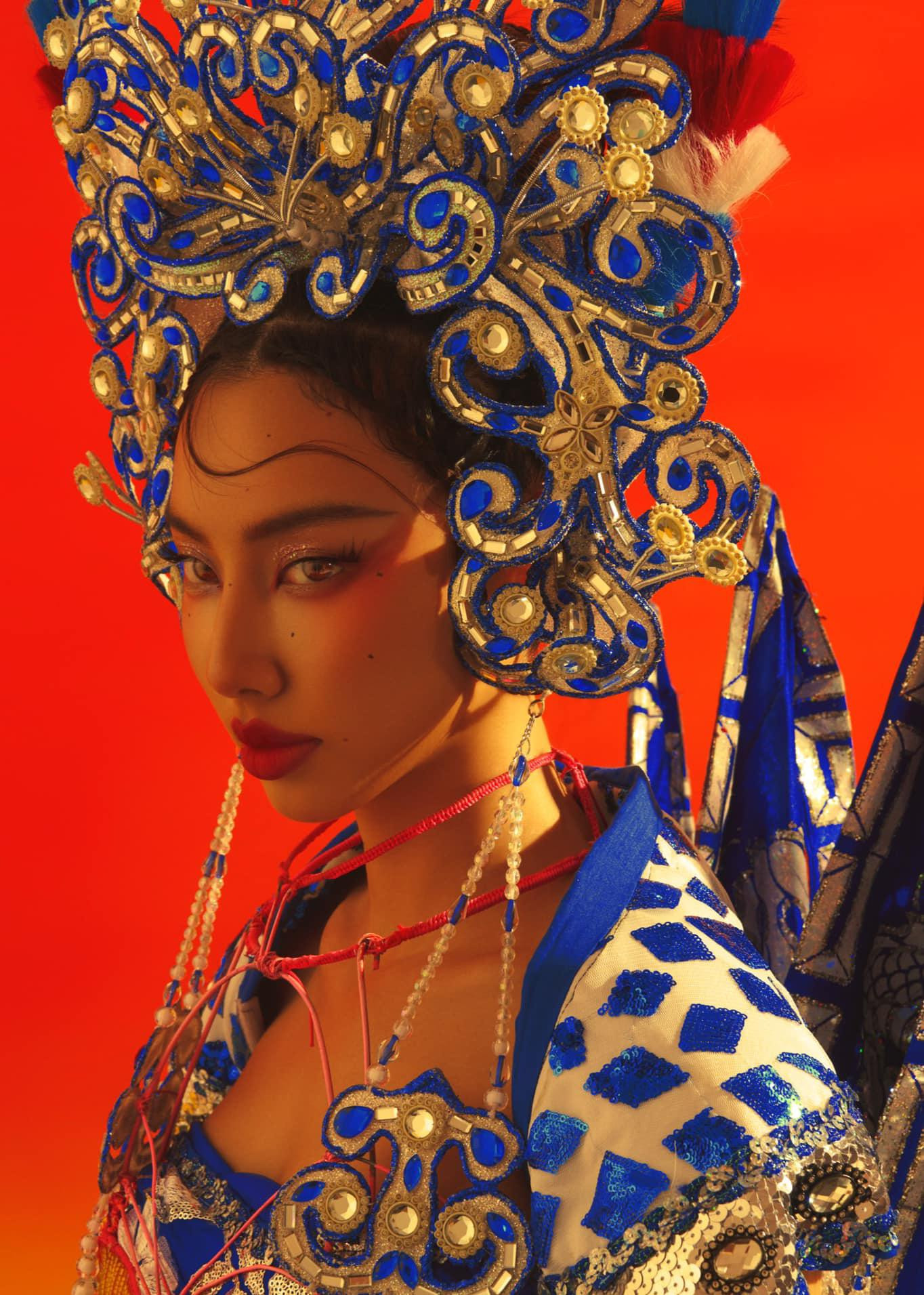 Từng hoá thân thành rất nhiều hình tượng đa dạng khác nhau nhưng hình ảnh của Thuỳ Tiên trong bộ ảnh lần này thực sự khiến fans choáng ngợp vì quá đặc sắc và kỳ công.