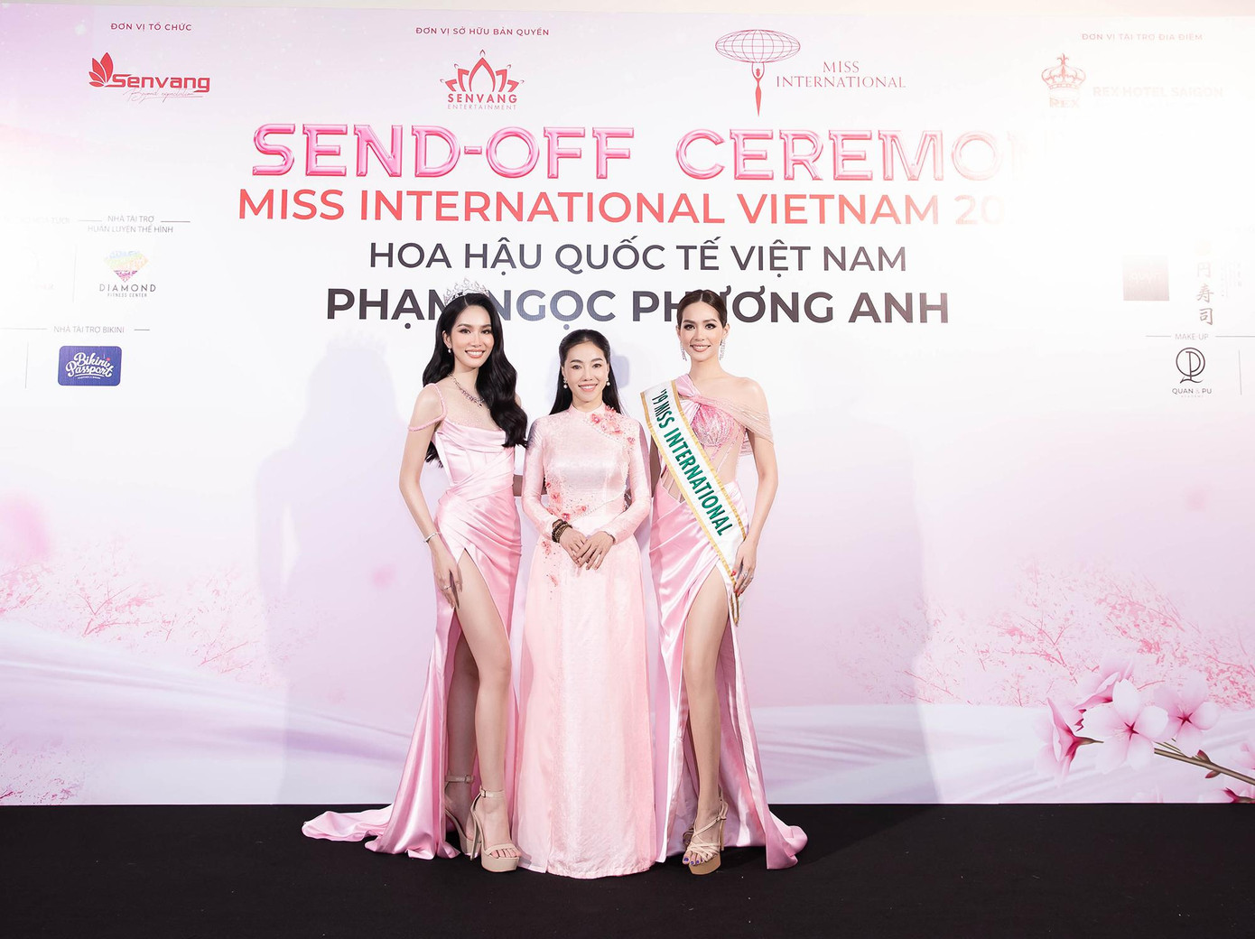 Bà Phạm Kim Dung hé lộ bộ áo dài mà Phương Anh sẽ mang tới Hoa hậu Quốc tế 2022 có giá trị gần nửa tỷ đồng. Bà Phạm Kim Dung hé lộ bộ áo dài mà Phương Anh sẽ mang tới Hoa hậu Quốc tế 2022 có giá trị gần nửa tỷ đồng.