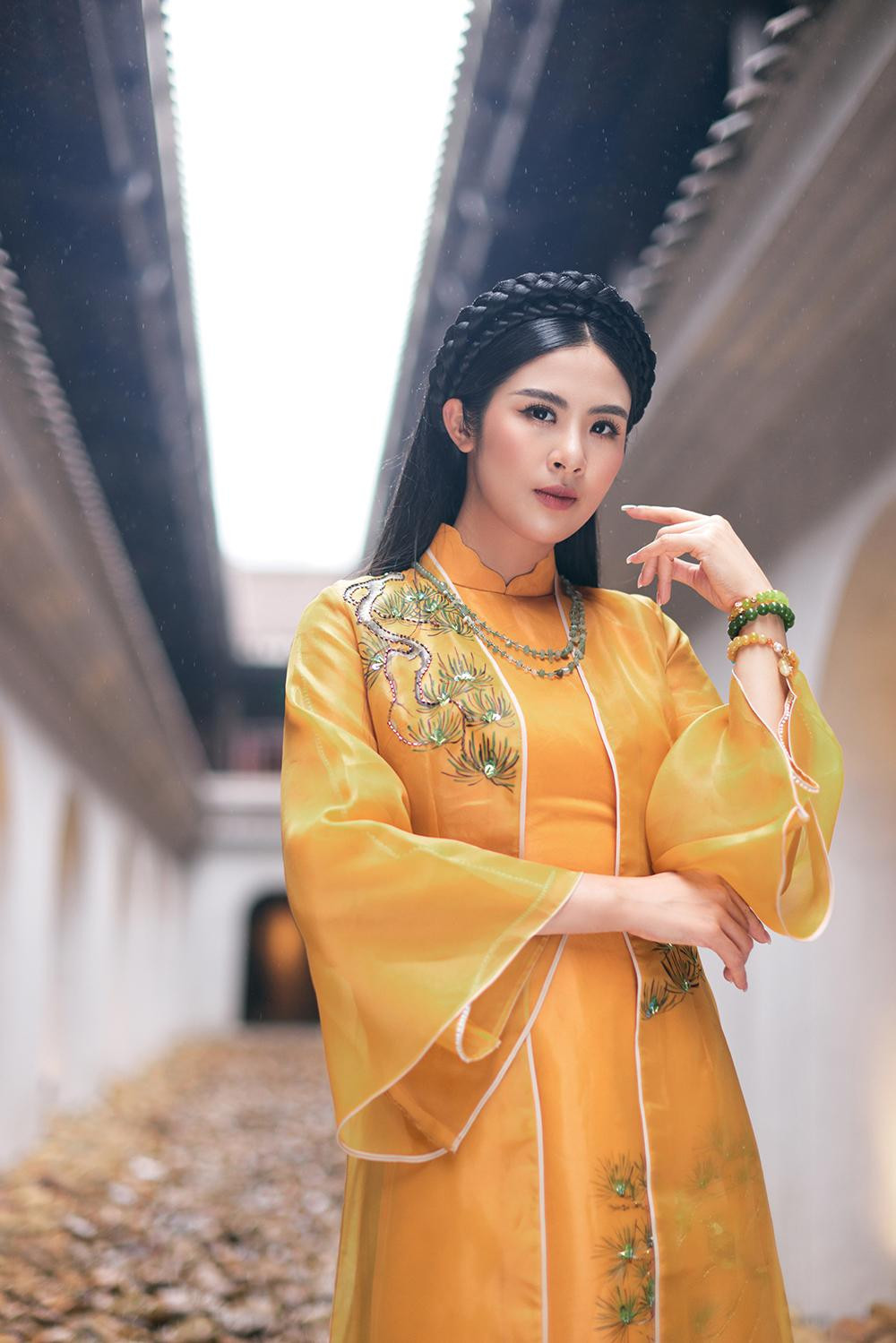 Mới đây, Hoa hậu Ngọc Hân đăng tải bộ ảnh xinh đẹp và kiêu sa với những trang phục áo dài tông màu nền nã do chính cô thiết kế.