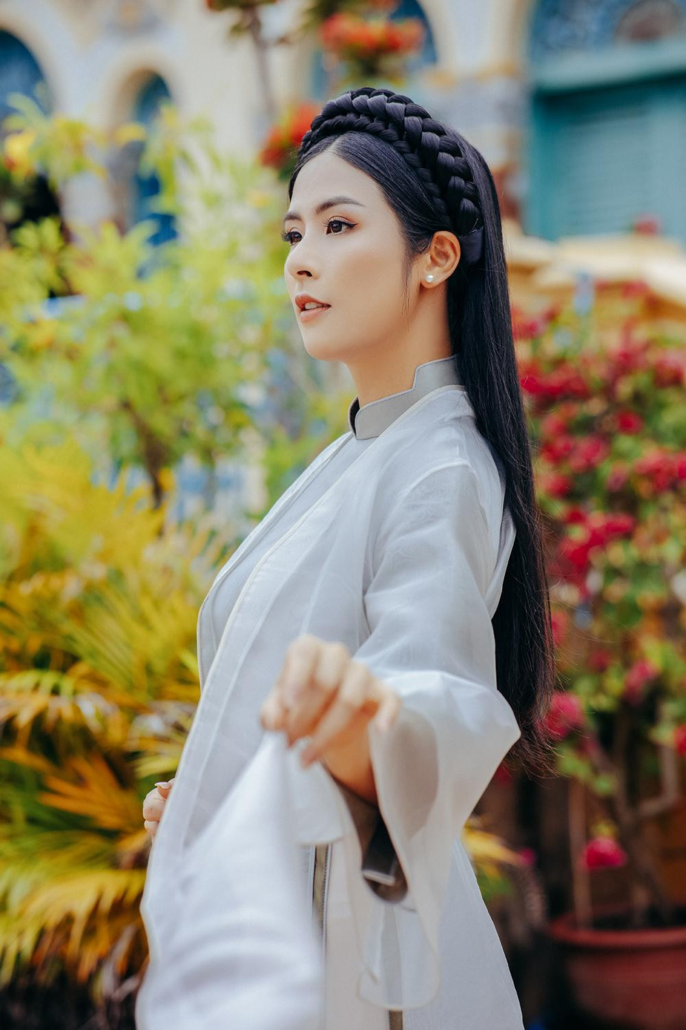 Người đẹp cũng chia sẻ về kế hoạch sinh con sau kết hôn: &quot;Có rất nhiều tấm gương vừa cân bằng công việc, vừa làm mẹ nhưng rất thành công, tôi nghĩ mình có thể cân bằng được công việc của bản thân và việc chăm sóc cho gia đình&quot;.