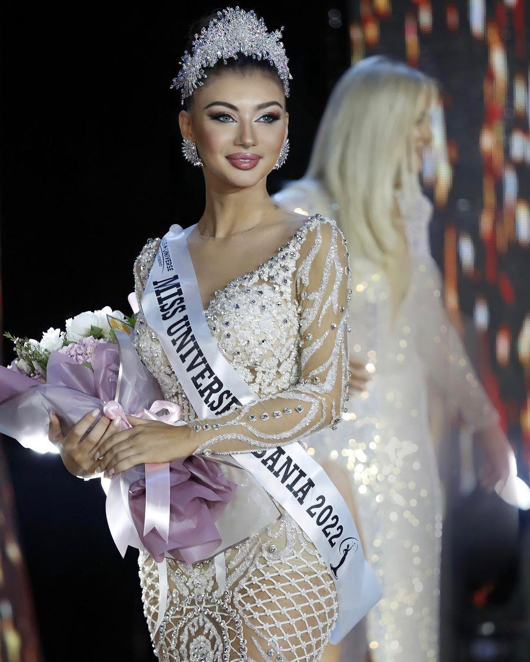 Tối 10/6 vừa qua trong đêm chung kết Miss Universe Albania 2022, người đẹp Deta Kokomani đã đăng quang ngôi vị cao nhất và sẽ trở thành đại diện của quê nhà tại cuộc thi Miss Universe 2022.