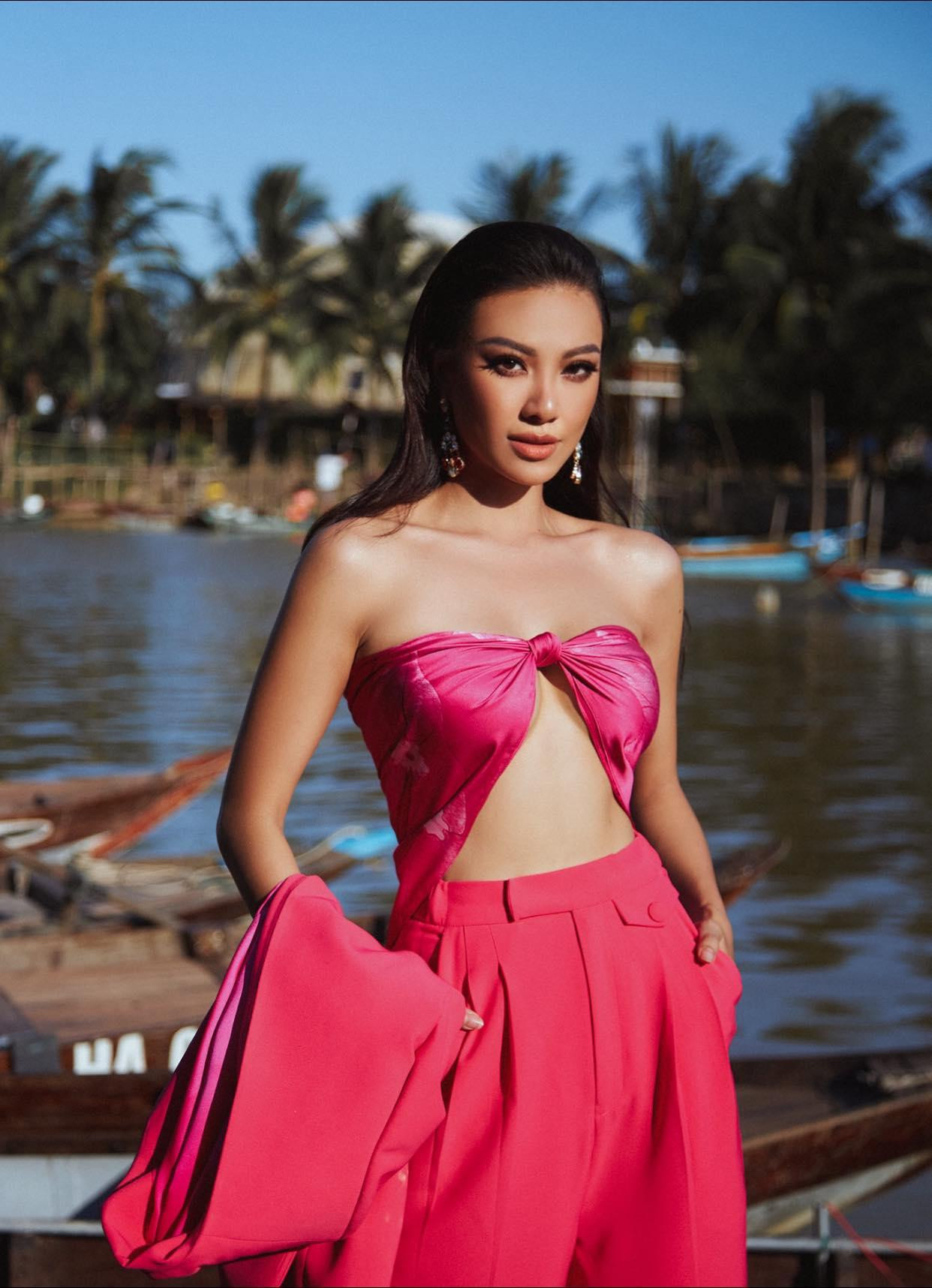 Á hậu Kim Duyên diện bộ trang phục lấy cảm hứng từ đồ bơi đến phố Hội.