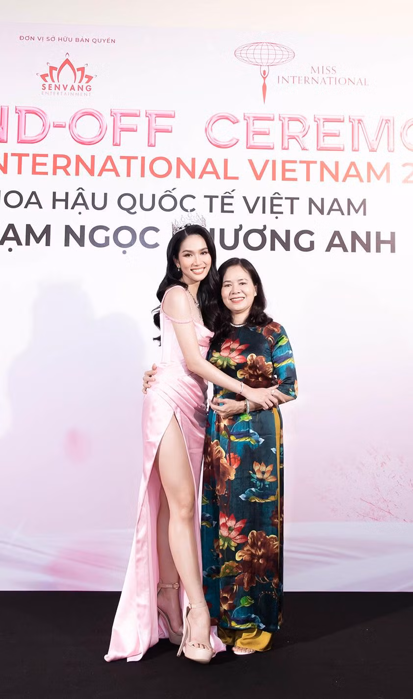 Mẹ của Á hậu Phương Anh cũng tới tham dự sự kiện để ủng hộ tinh thần cho con gái.