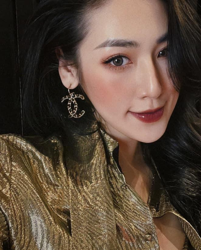 Á hậu Tú Anh khoe nhan sắc gái một con ngày càng kiêu sa, xinh đẹp. Á hậu Tú Anh khoe nhan sắc gái một con ngày càng kiêu sa, xinh đẹp.