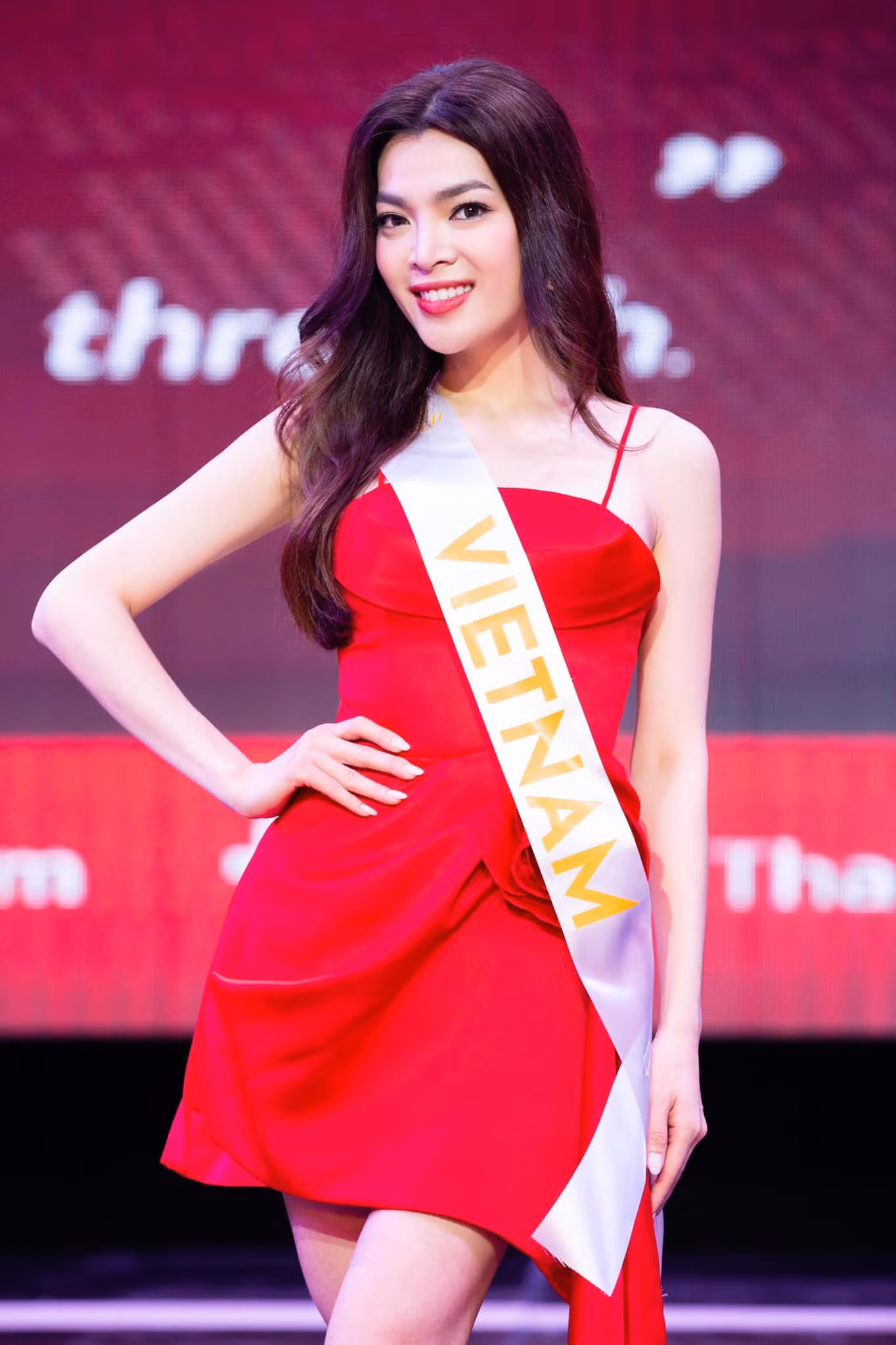 Người đẹp khoe nhan sắc rực rỡ và làn da trắng mịn.