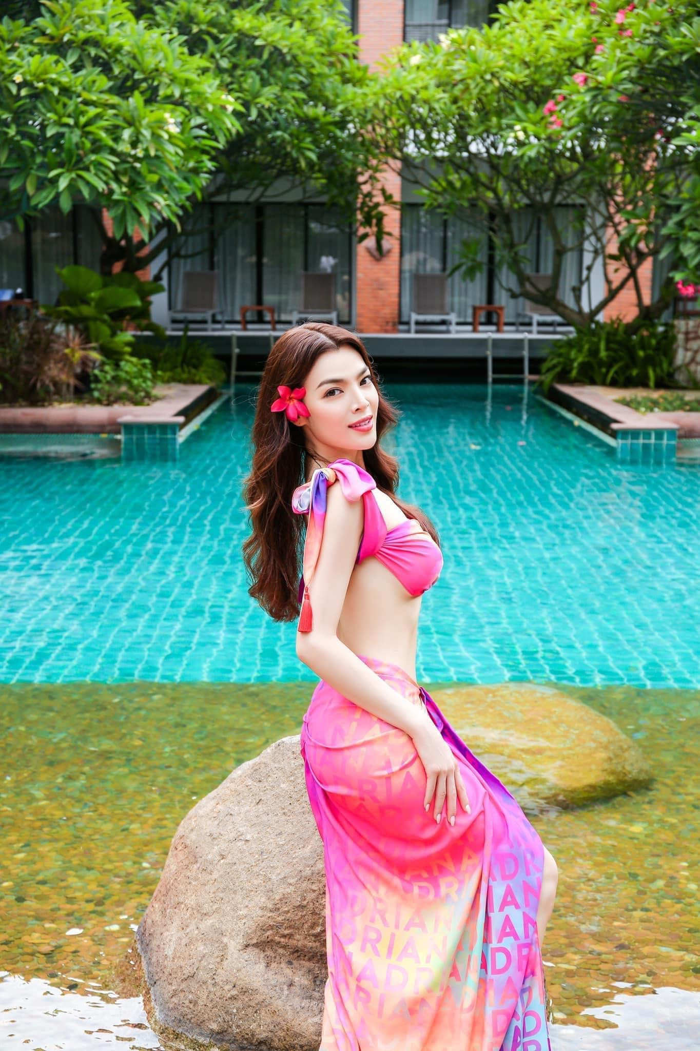 Kiểu váy cut-out sexy khiến Trân Đài xinh đẹp như một 'nàng tiên cá' quyến rũ.