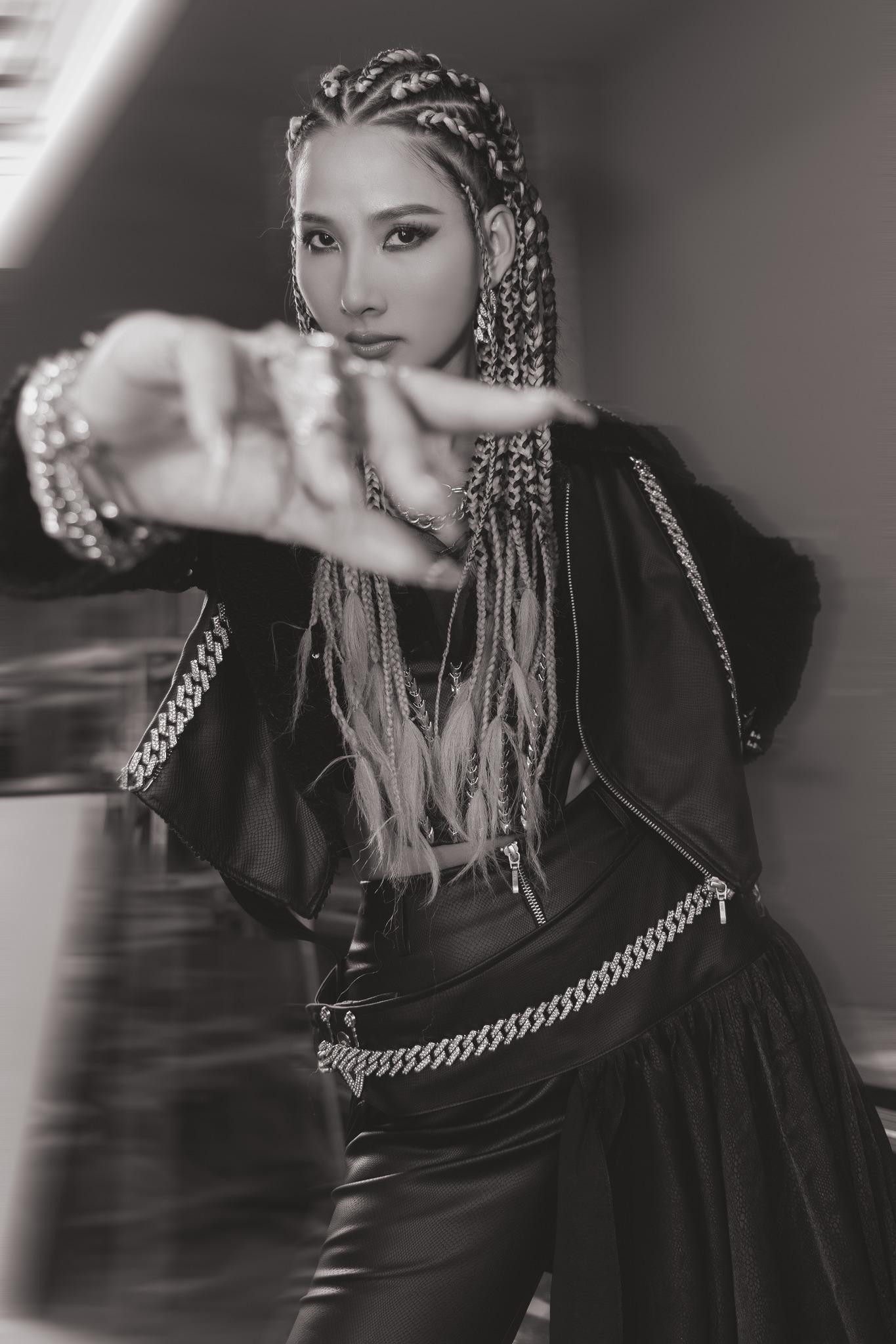 Á hậu Hoàn vũ Việt Nam 2017 thay đổi phong cách liên tục như 'tắc kè hoa'.