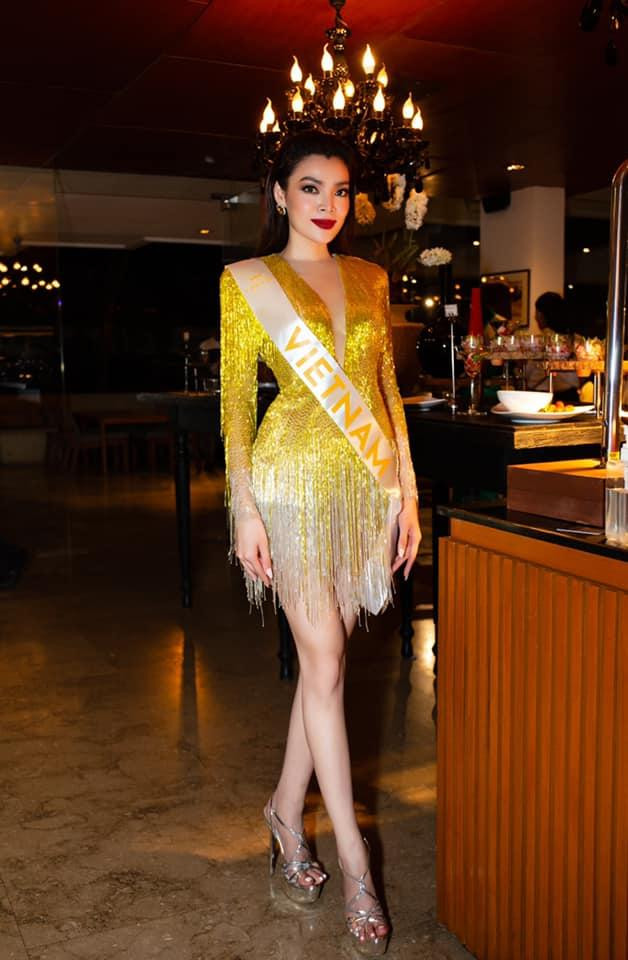 Thiết kế rất phù hợp với không gian dạ tiệc. Người đẹp cũng trổ tài make-up và làm tóc cực kỳ chuyên nghiệp.