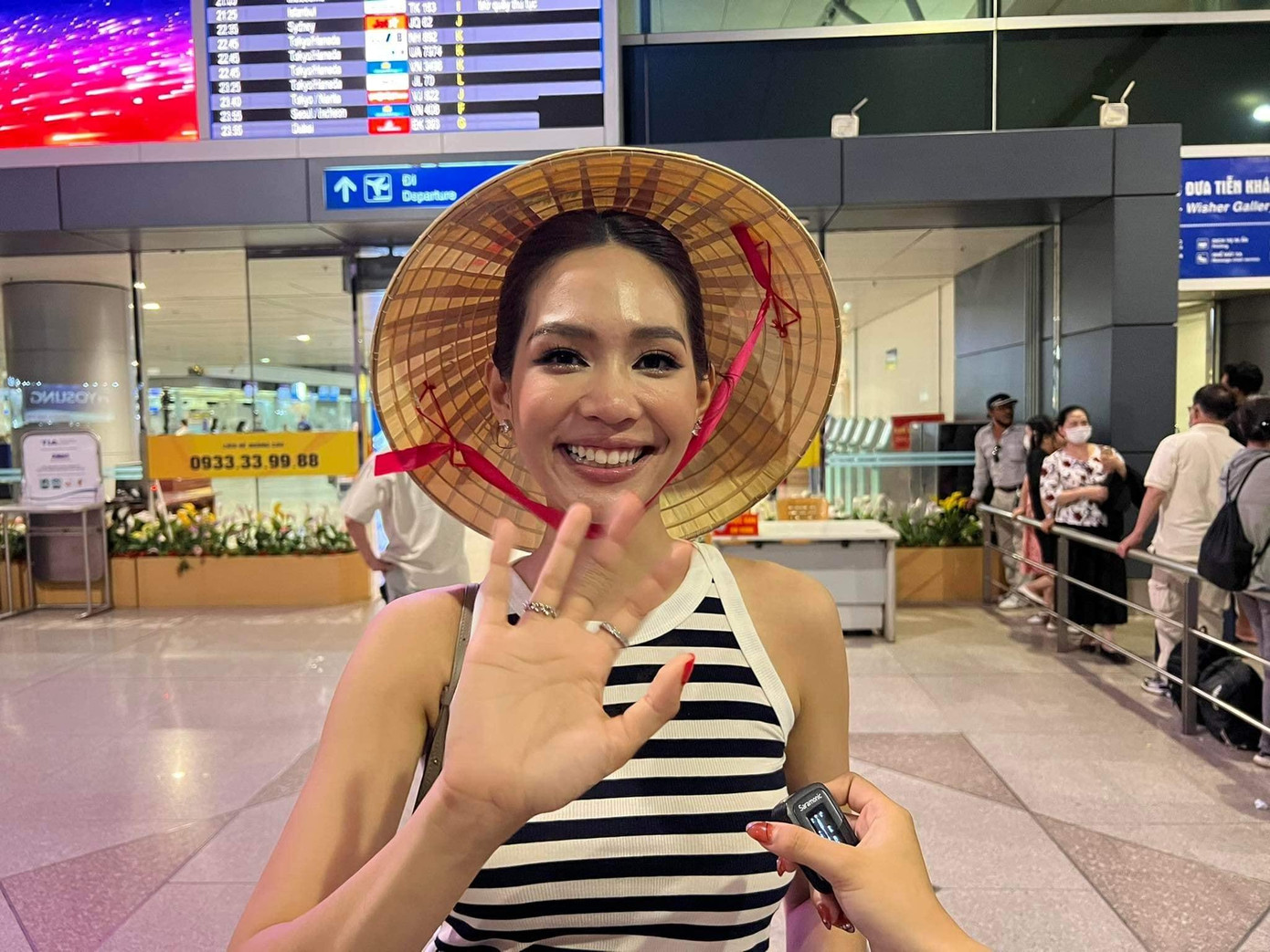 Sireethorn Leearamwat không quên mang theo chiếc nón lá mà cô từng được tặng khi mới đến Việt Nam để trở về nước.