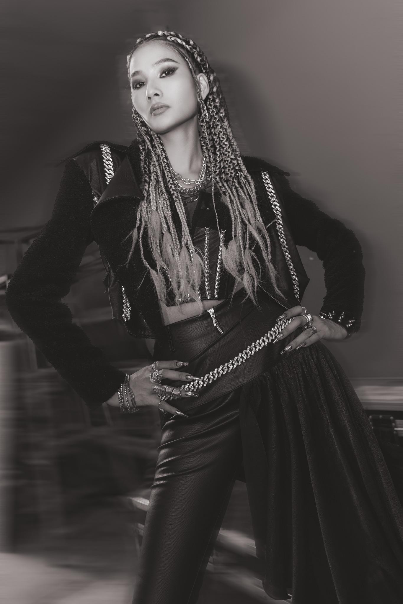 Á hậu Hoàng Thuỳ hoá thân thành một nàng rocker sành điệu, bí ẩn.