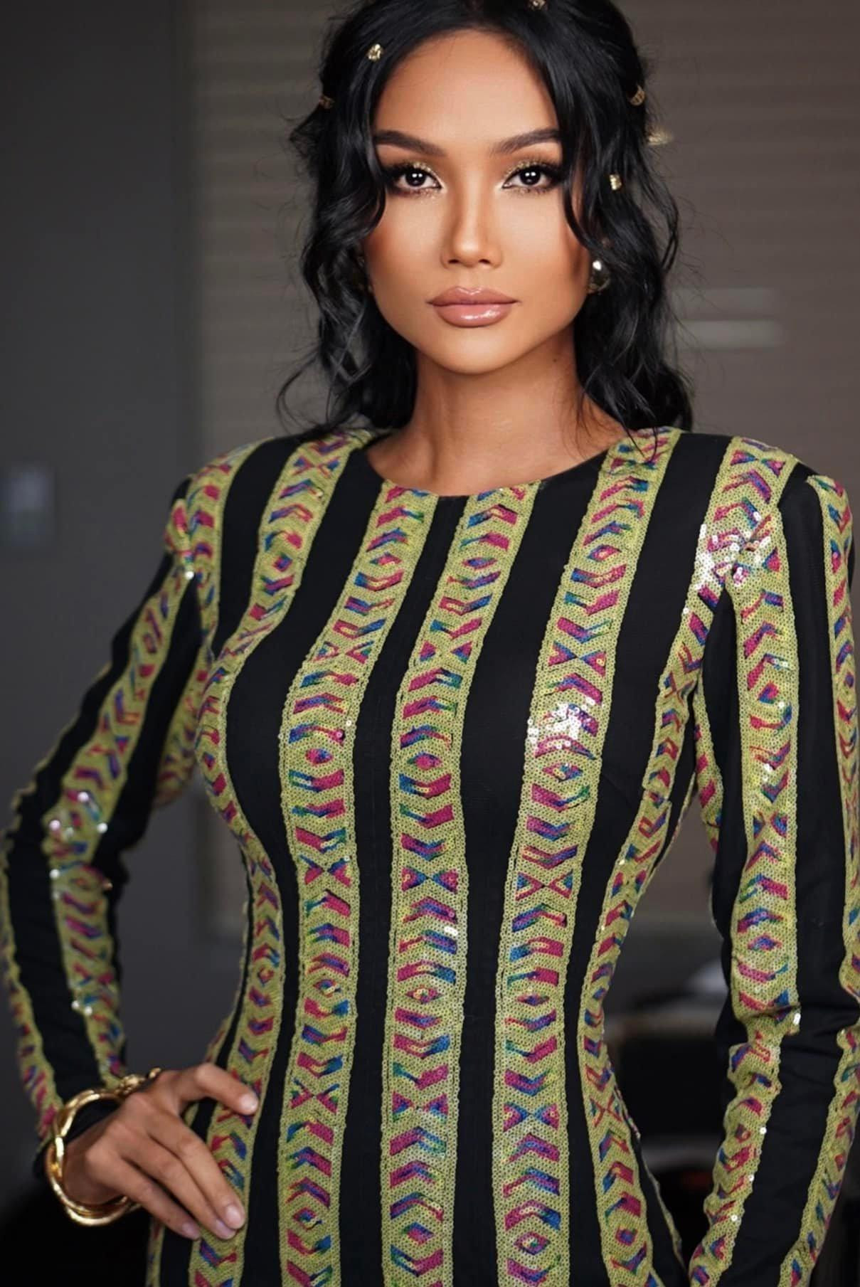 Hoa hậu H'Hen Niê quyến rũ và cá tính với bộ váy hoạ tiết độc đáo. Hoa hậu H'Hen Niê quyến rũ và cá tính với bộ váy hoạ tiết độc đáo.