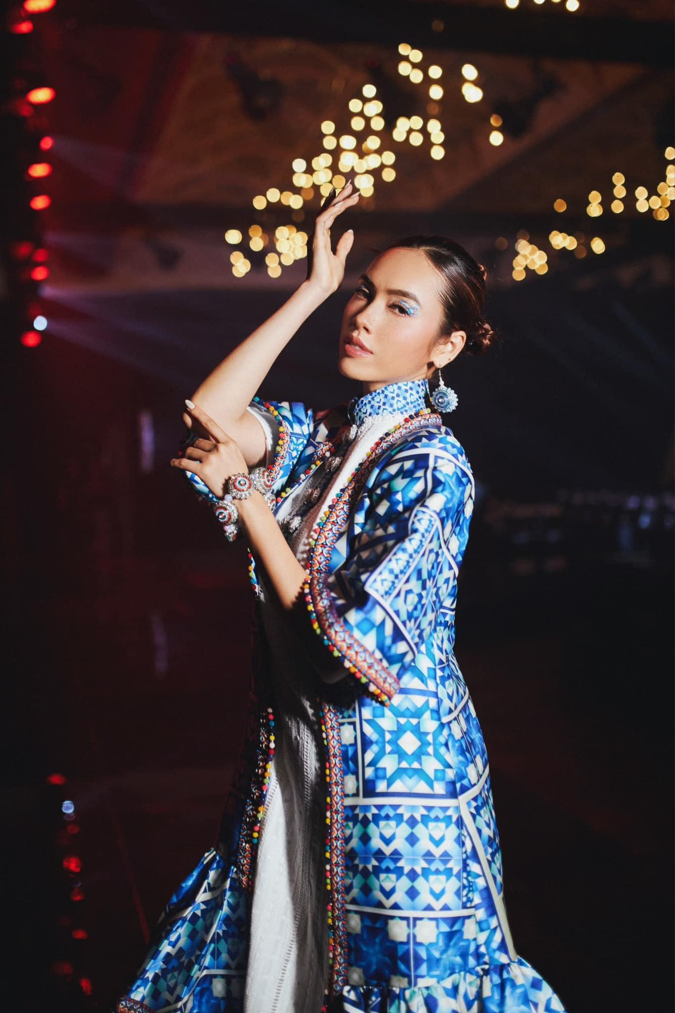 Thiết kế với hoạ tiết độc đáo, bắt mắt giúp người đẹp nổi bật ở sự kiện.