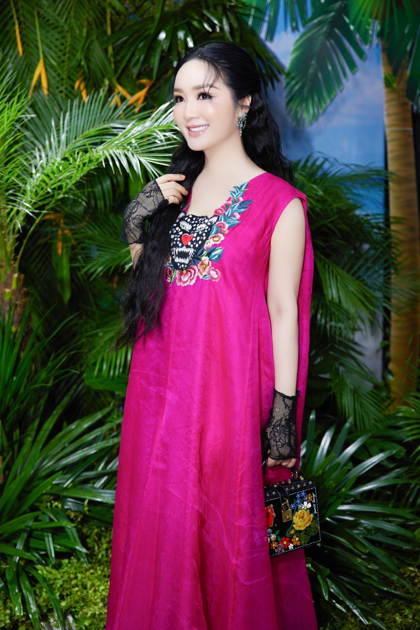 Hoa hậu Giáng My trẻ trung, xinh đẹp với bộ váy tông màu đỏ rực rỡ.