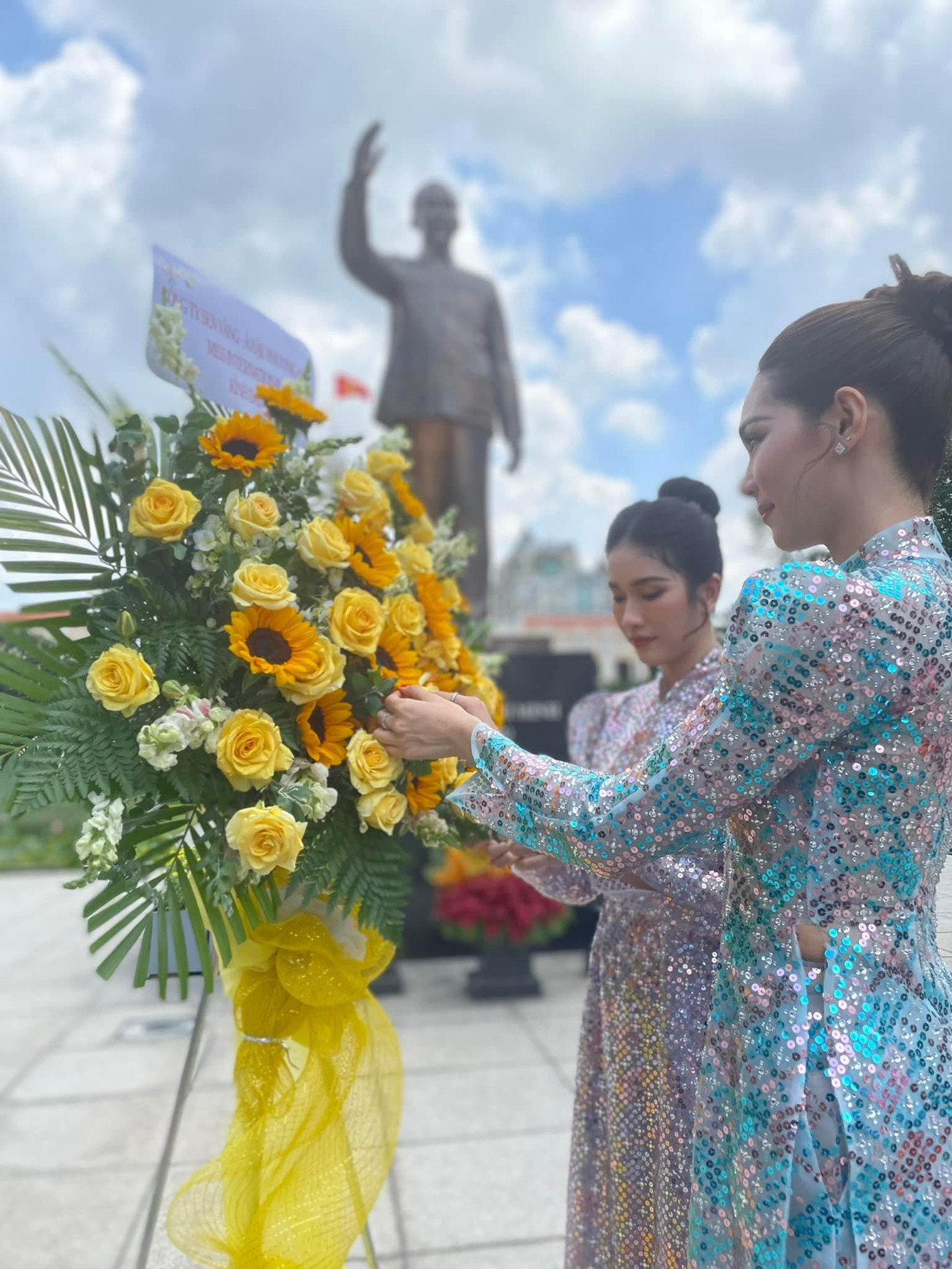 Mỹ nhân người Thái rất xinh đẹp khi mặc áo dài truyền thống của Việt Nam.