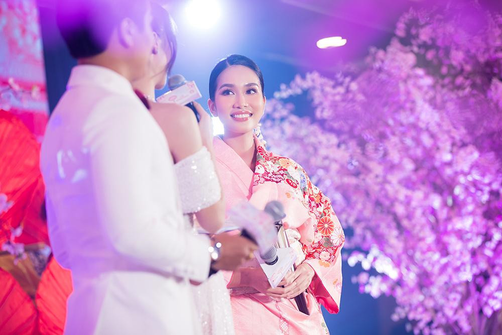 Màn trình diễn chỉn chu, chuyên nghiệp của Á hậu Phương Anh đã khiến các vị khách mời trong đó có cả Giám đốc truyền thông của Miss International - ông Stephen Inventor-Diáz phải trầm trồ khen ngợi.