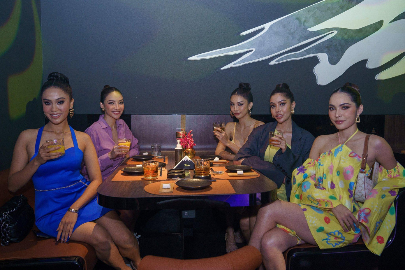 Top 10 Miss Grand Thái Lan diện váy áo sắc màu, khoe dáng quyến rũ khi tham dự buổi tiệc.