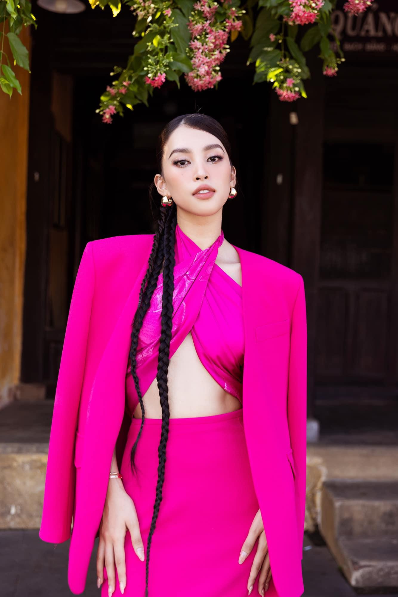 Cùng phong cách với Kim Duyên, Hoa hậu Tiểu Vy diện set đồ màu hồng kết hợp với áo ngực táo bạo.