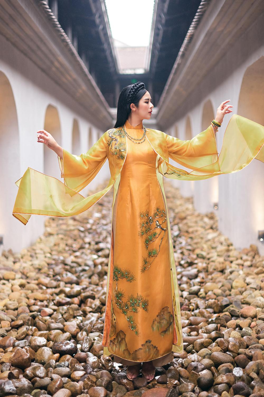 Theo hoa hậu, ngôi nhà tuổi đời 150 năm với kiến trúc cổ độc đáo ở Cần Thơ rất phù hợp với tinh thần của những thiết kế lấy cảm hứng về Phật giáo của cô.