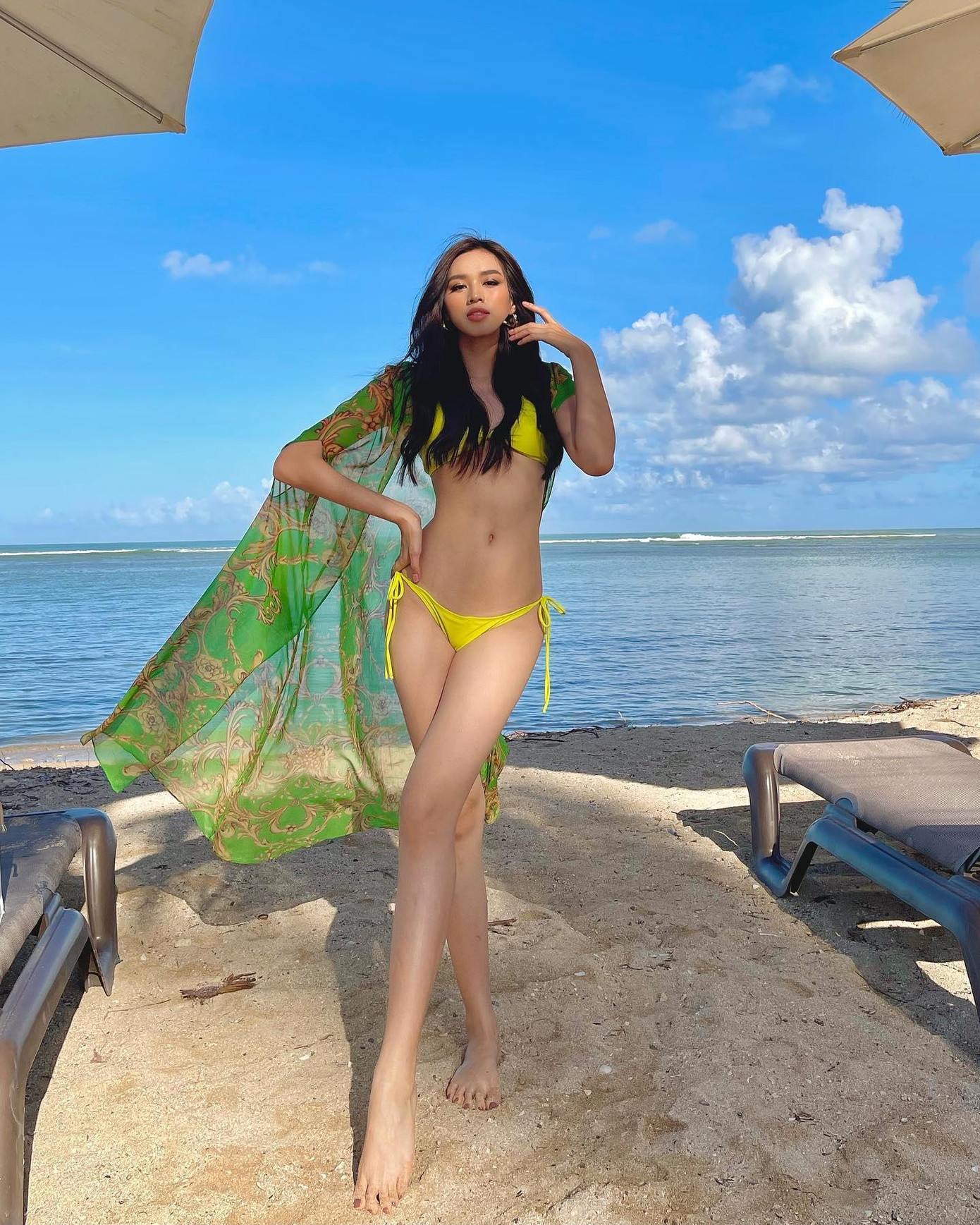 Cô khoe hình thể đẹp mắt với bộ bikini buộc dây màu vàng trong khi ghi hình cho phần thi Beach Beauty tại cuộc thi Miss World 2021.