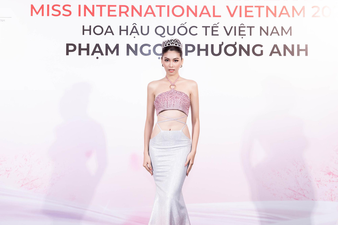 Thiết kế kiểu dáng đuôi cá giúp Á hậu Việt Nam 2020 toả sáng trên thảm đỏ.