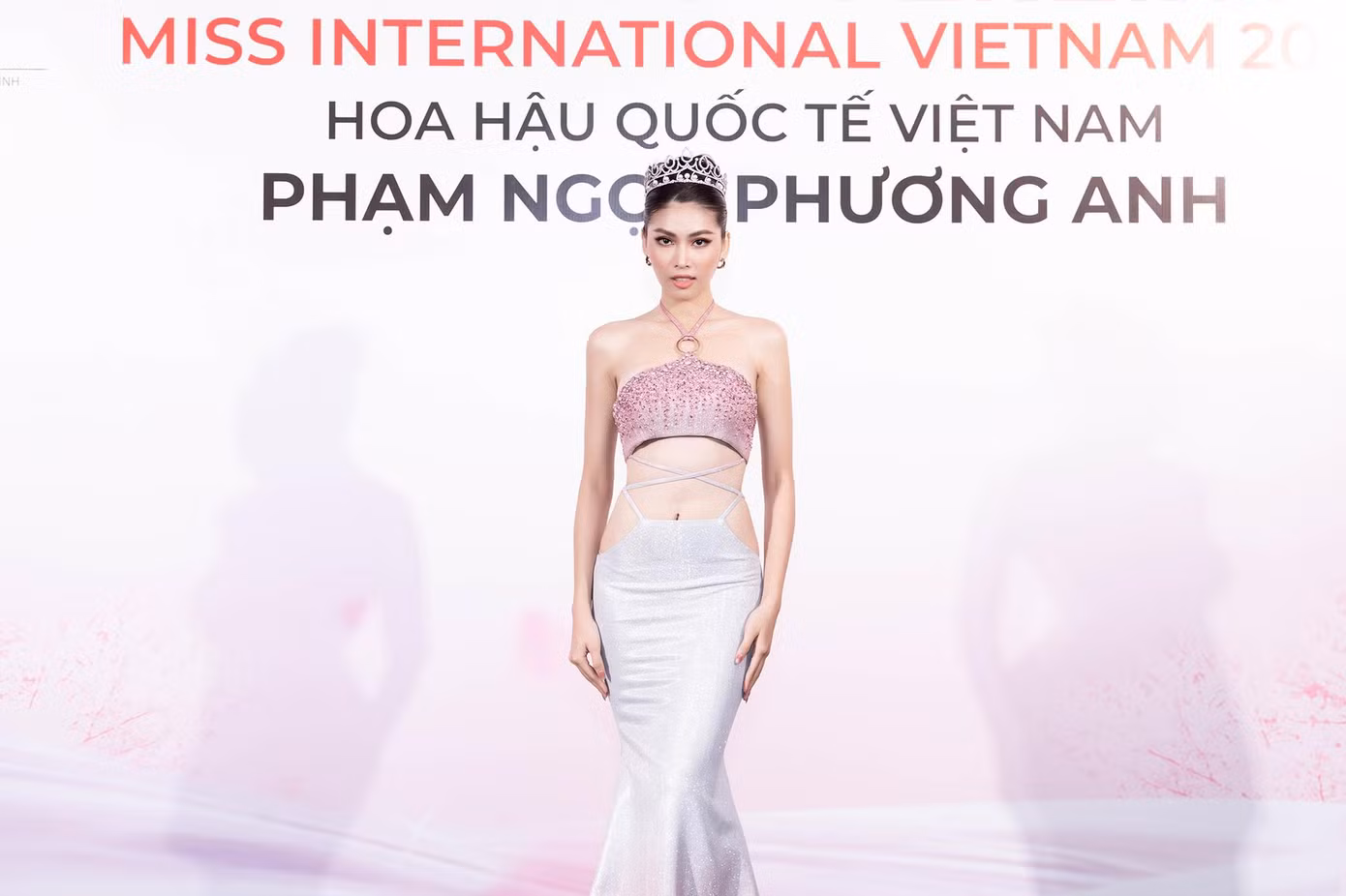 Thiết kế kiểu dáng đuôi cá giúp Á hậu Việt Nam 2020 toả sáng trên thảm đỏ.