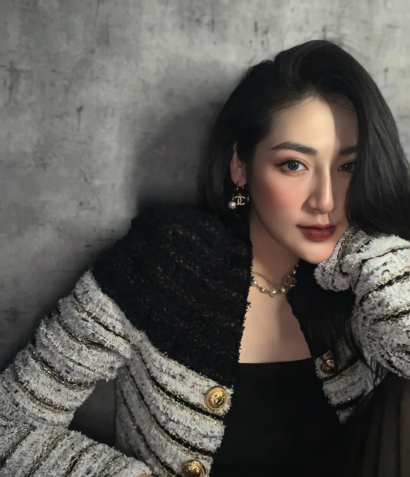 Á hậu Tú Anh khoe nhan sắc xinh đẹp, mặn mà khi chạm mốc 29 tuổi.