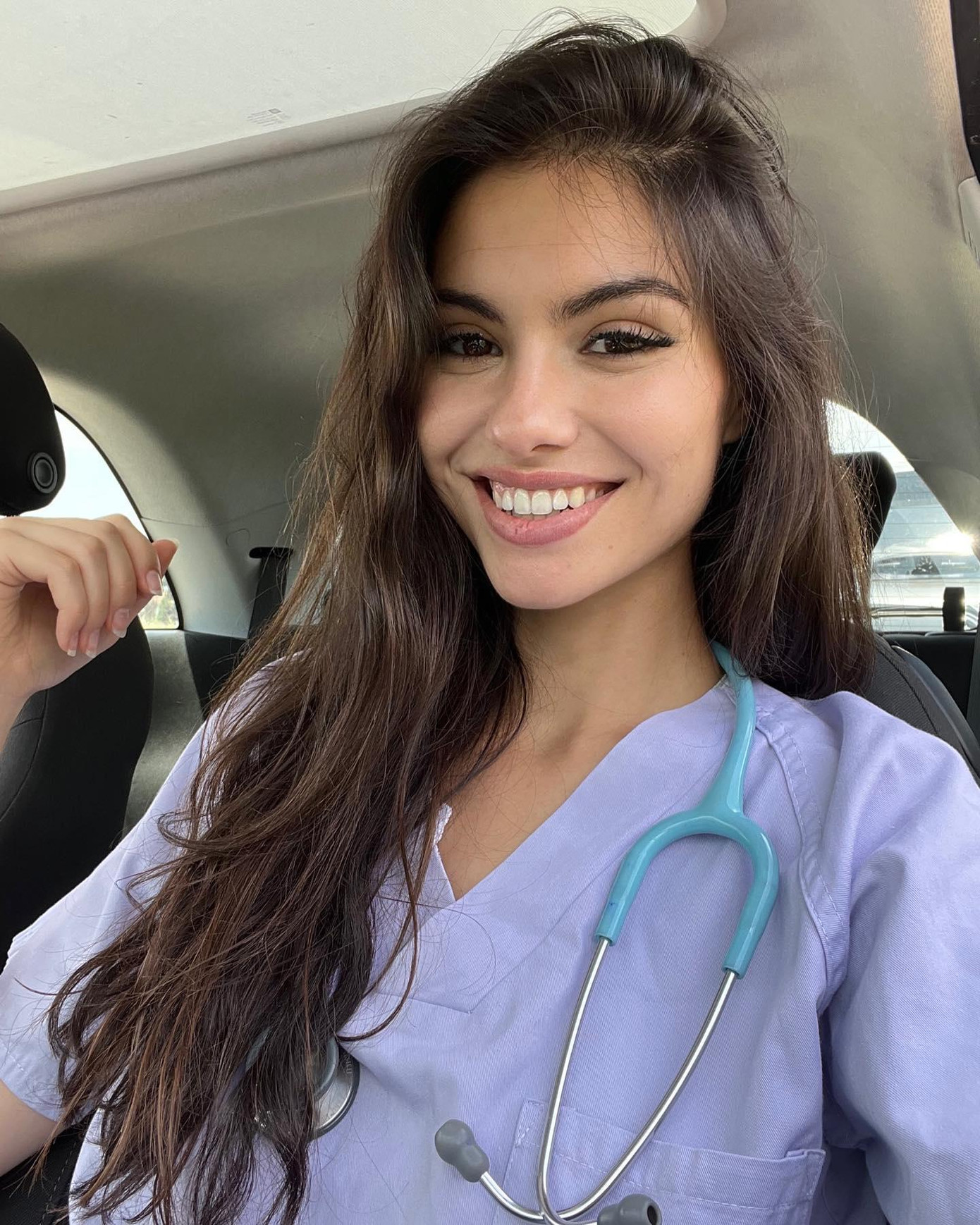 Tân Hoa hậu thế giới Tây Ban Nha năm nay 25 tuổi, là một nữ bác sĩ.